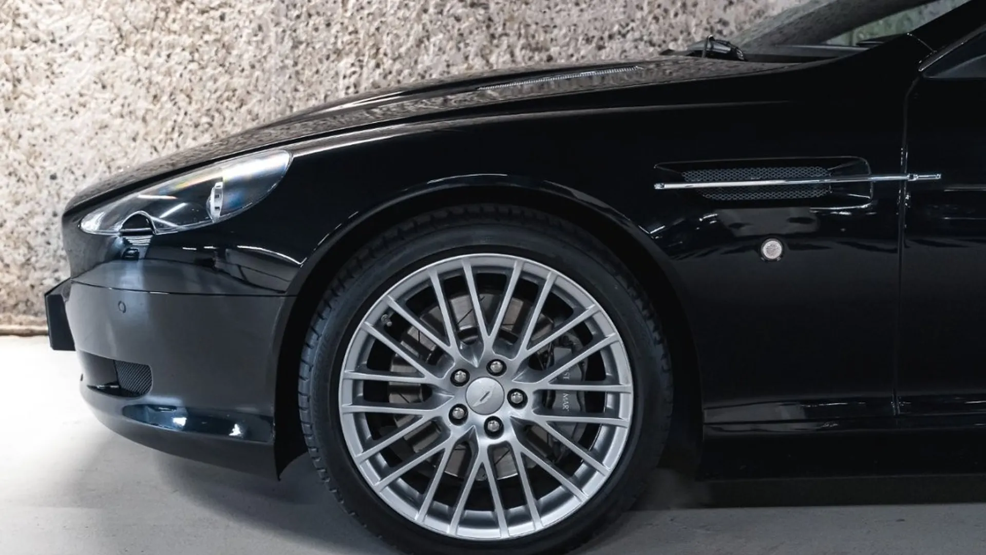 Aston Martin DB9 — photo 9