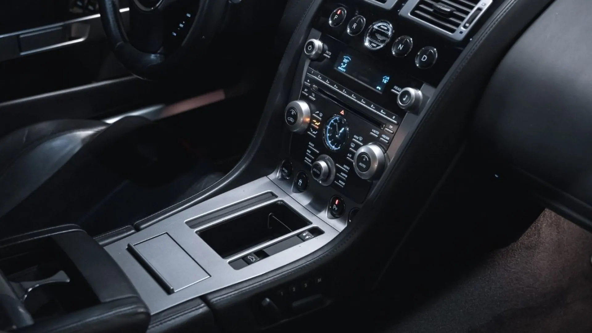 Aston Martin DB9 — photo 31