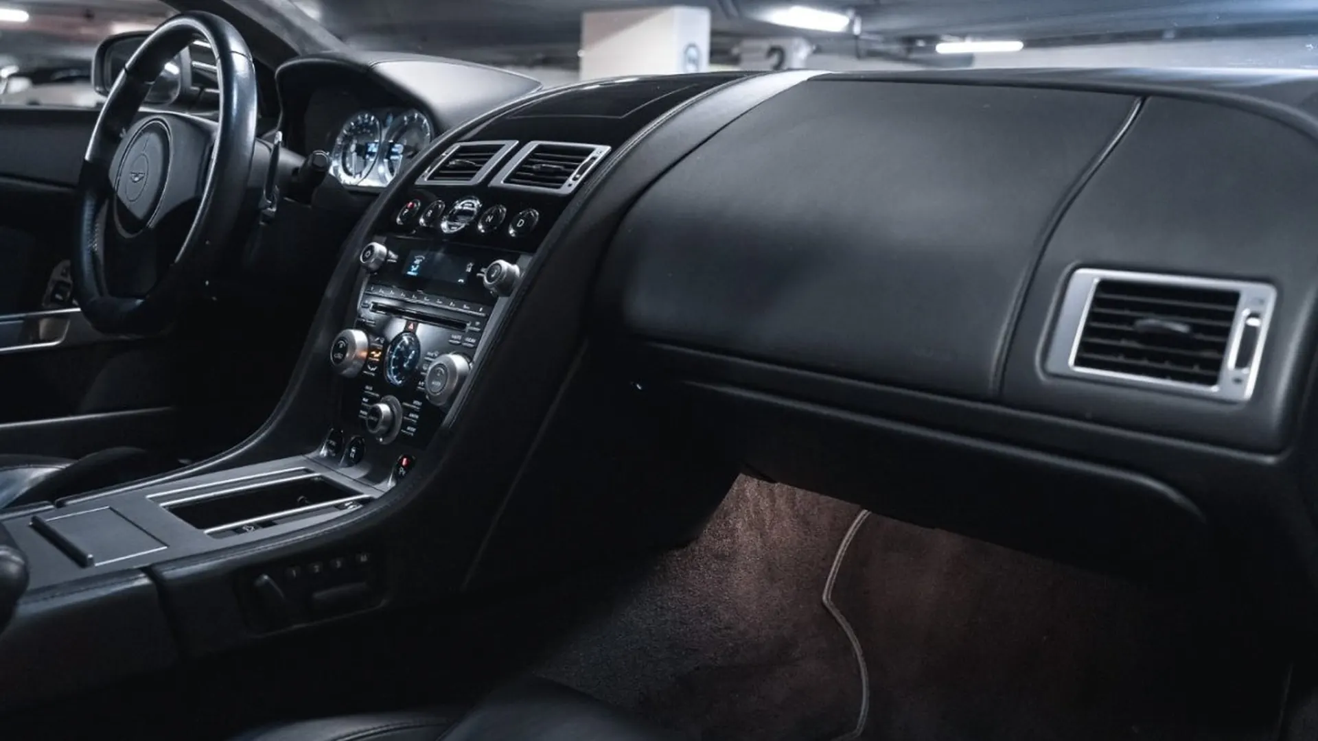 Aston Martin DB9 — photo 34