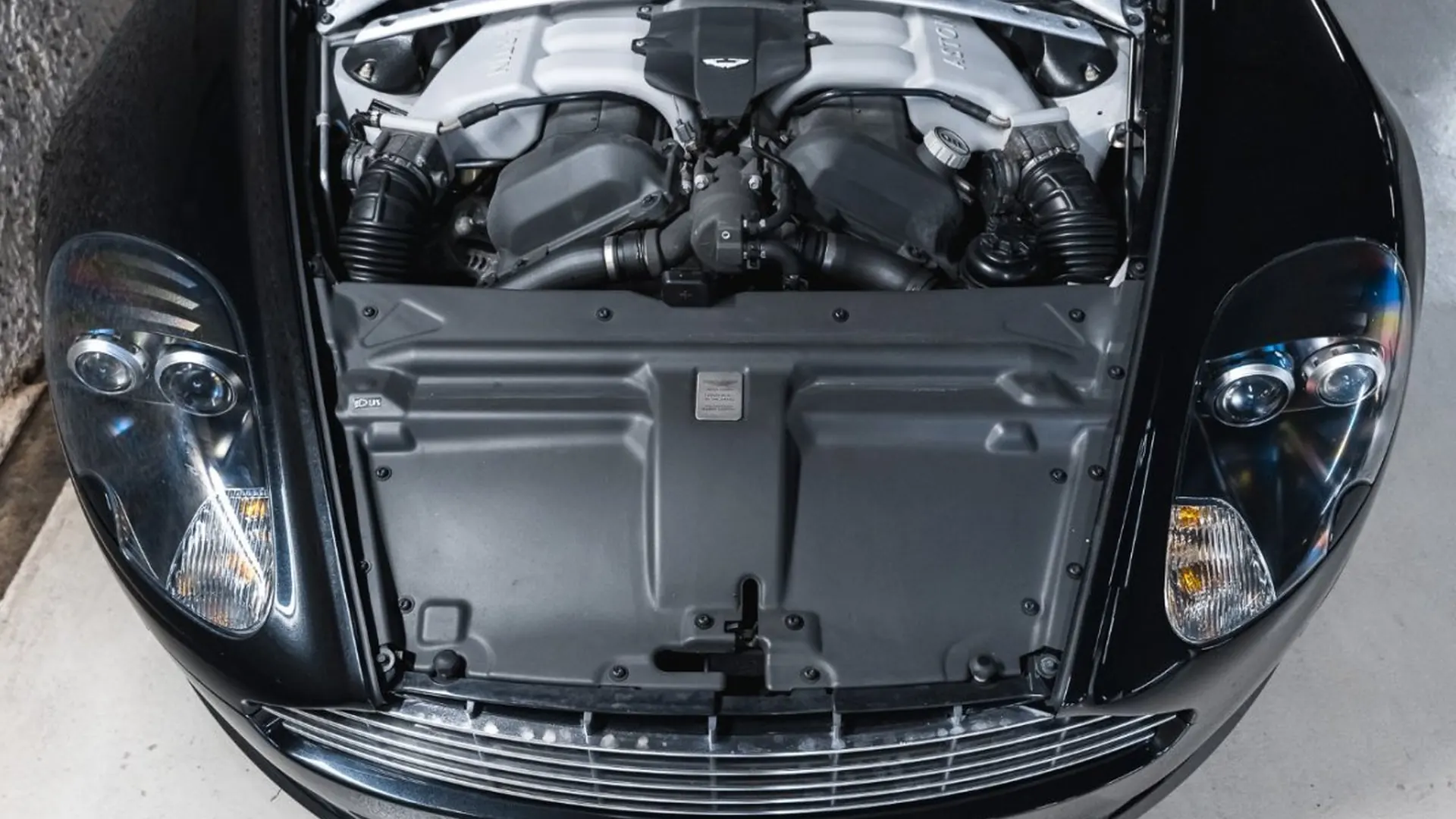 Aston Martin DB9 — photo 37