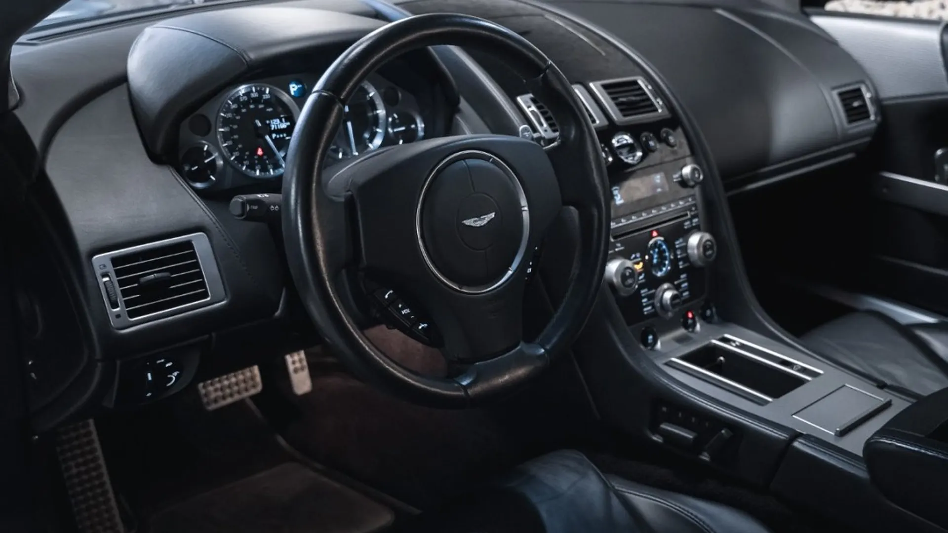 Aston Martin DB9 — photo 27