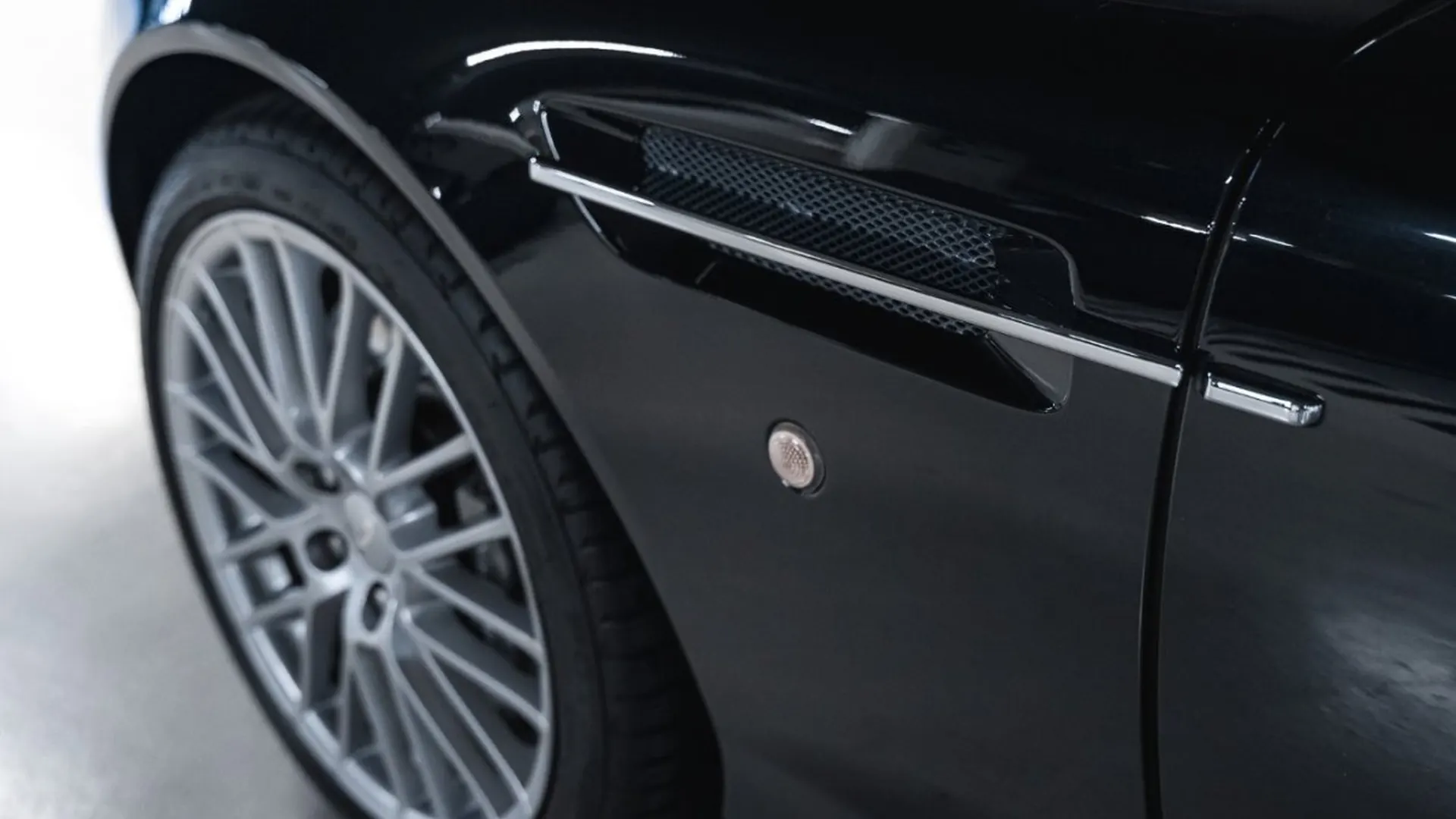 Aston Martin DB9 — photo 10