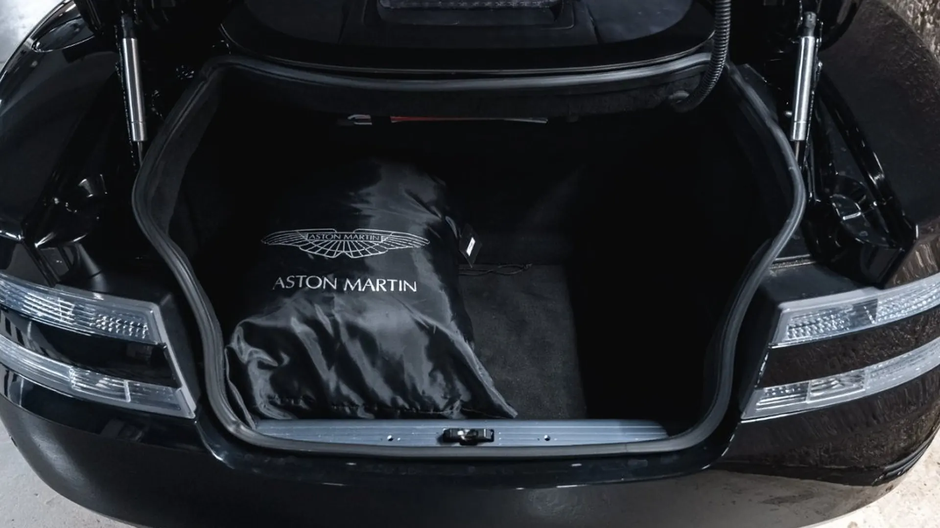 Aston Martin DB9 — photo 20