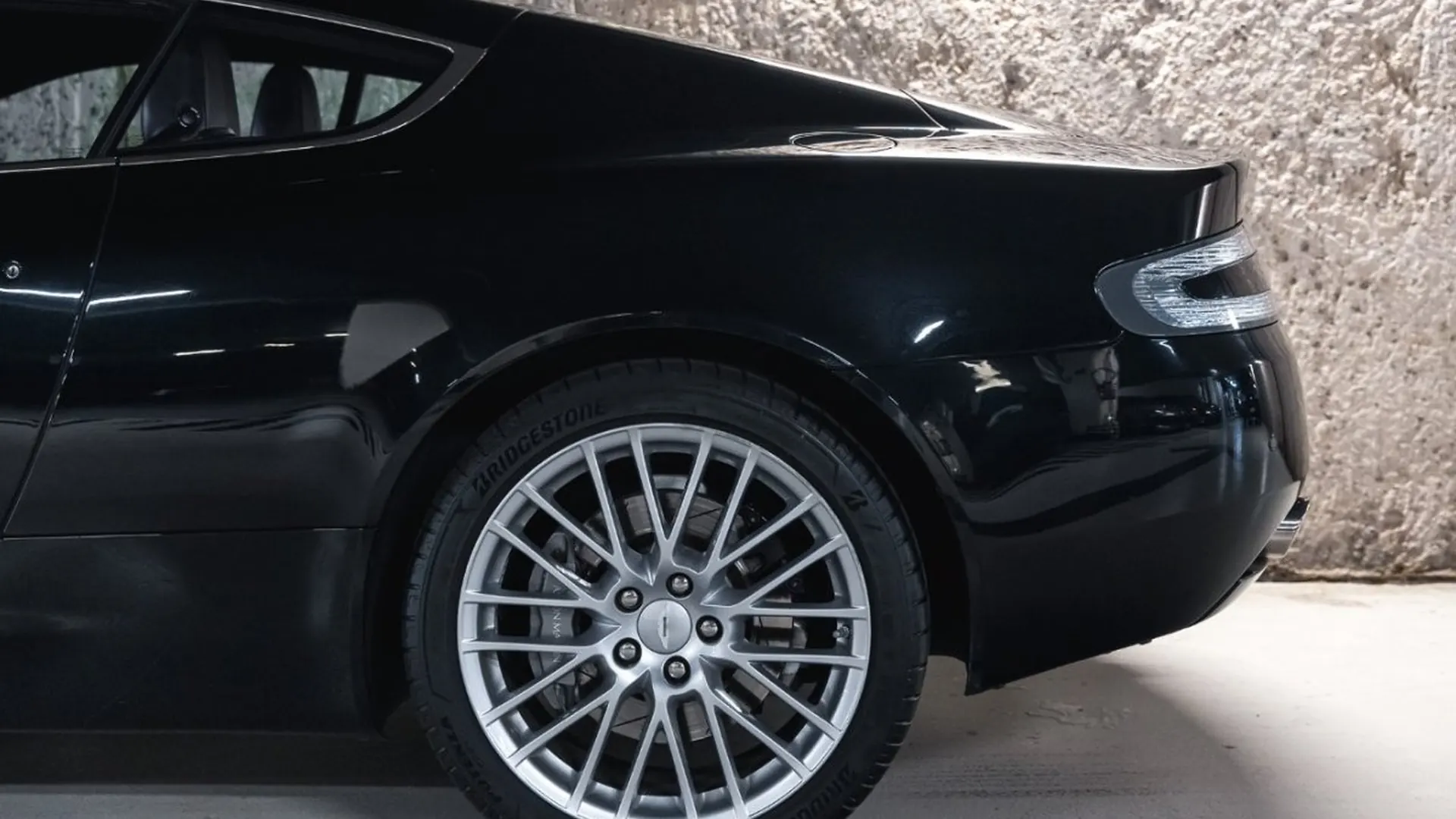 Aston Martin DB9 — photo 12