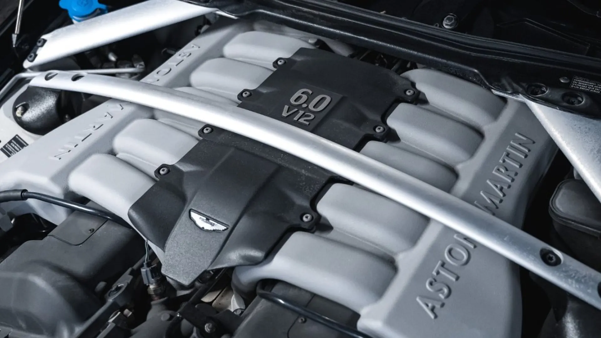 Aston Martin DB9 — photo 38