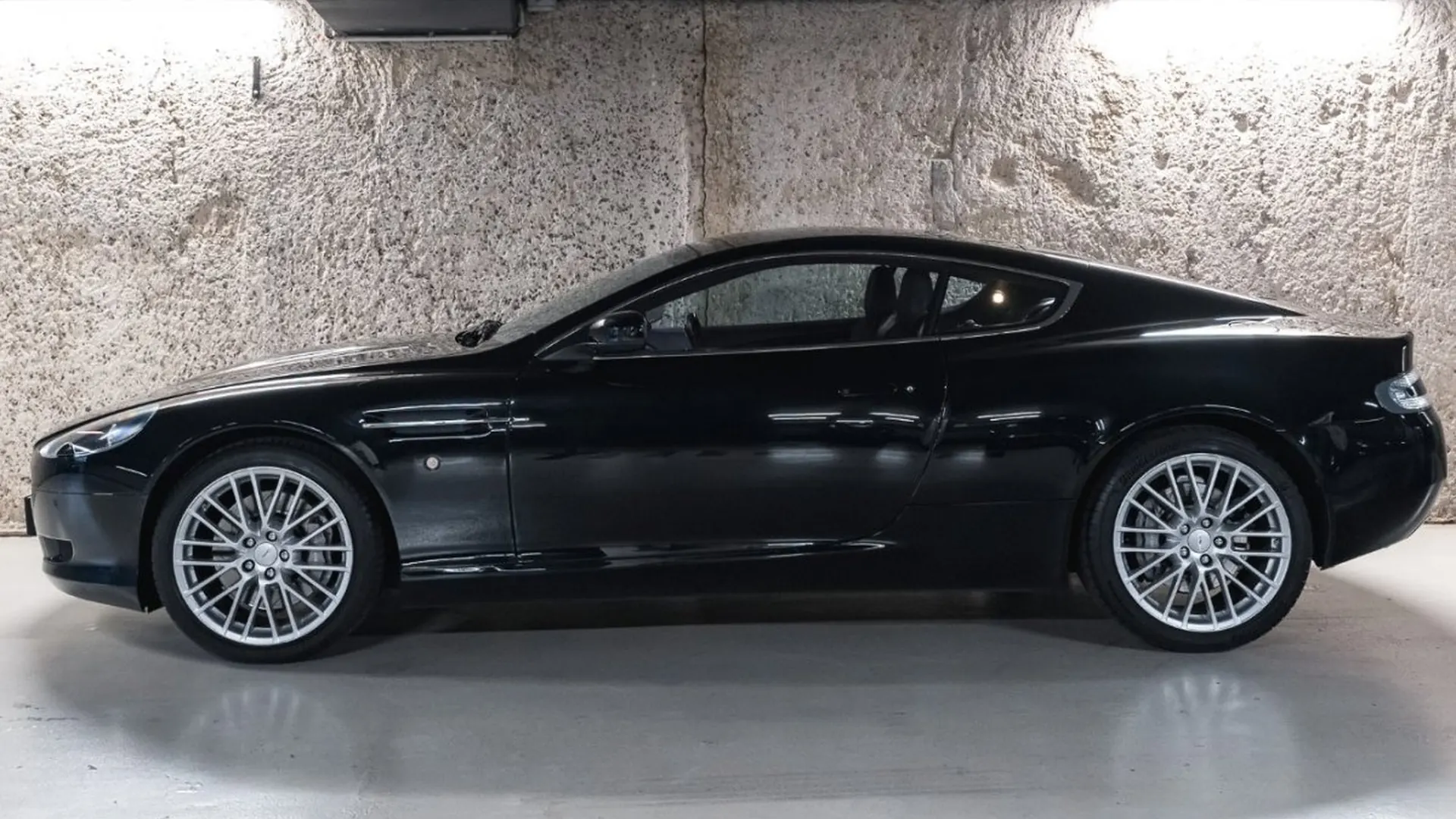Aston Martin DB9 — photo 8