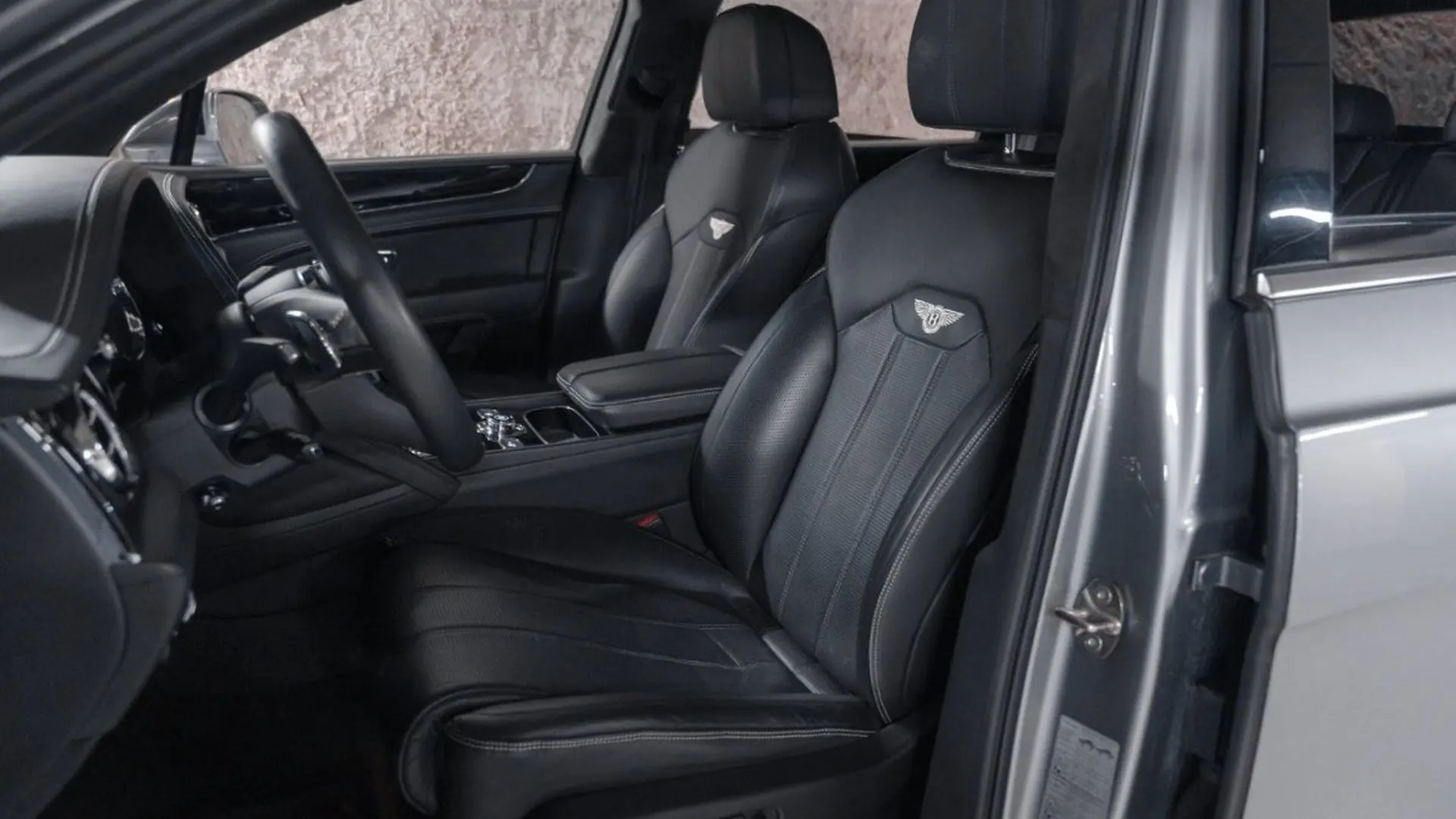 Bentley Bentayga — photo 25