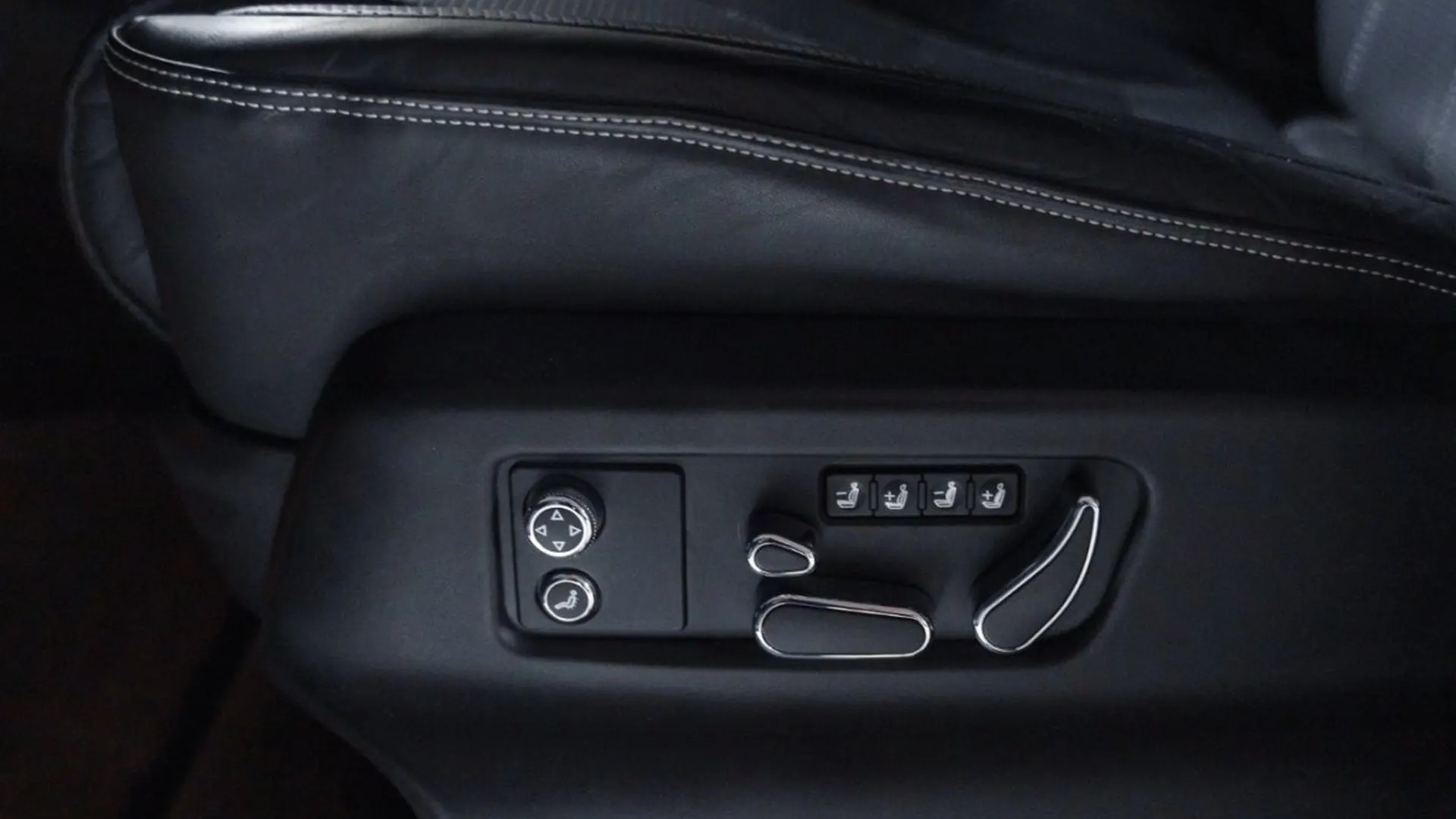 Bentley Bentayga — photo 24