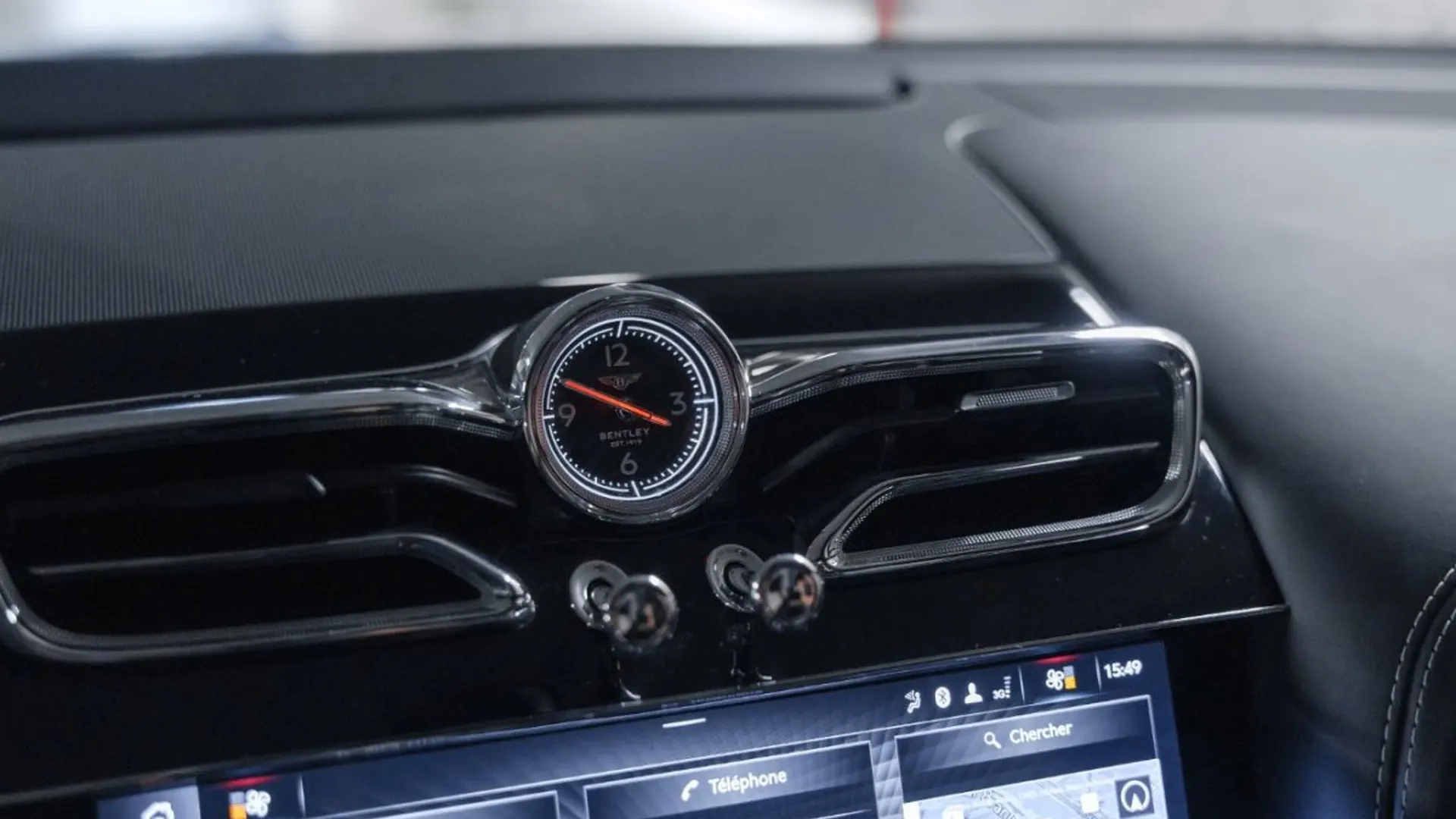 Bentley Bentayga — photo 34
