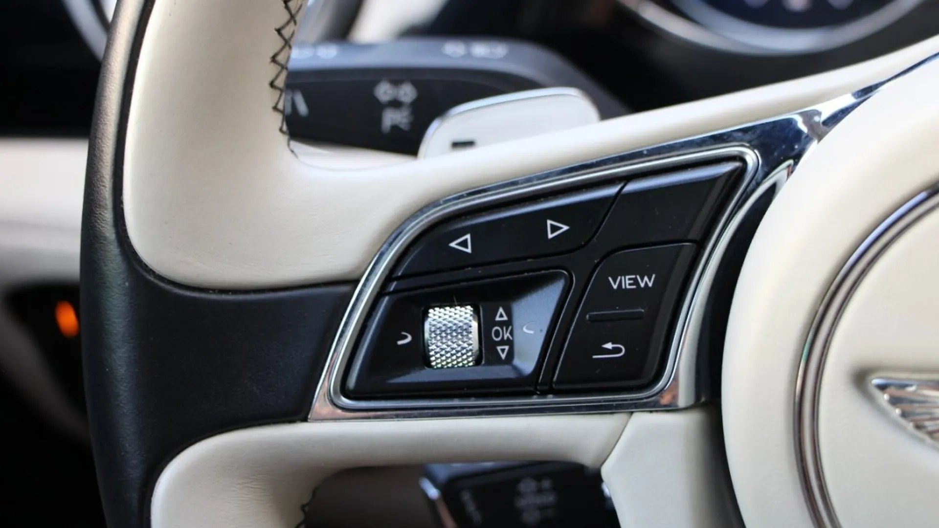 Bentley Bentayga — photo 17