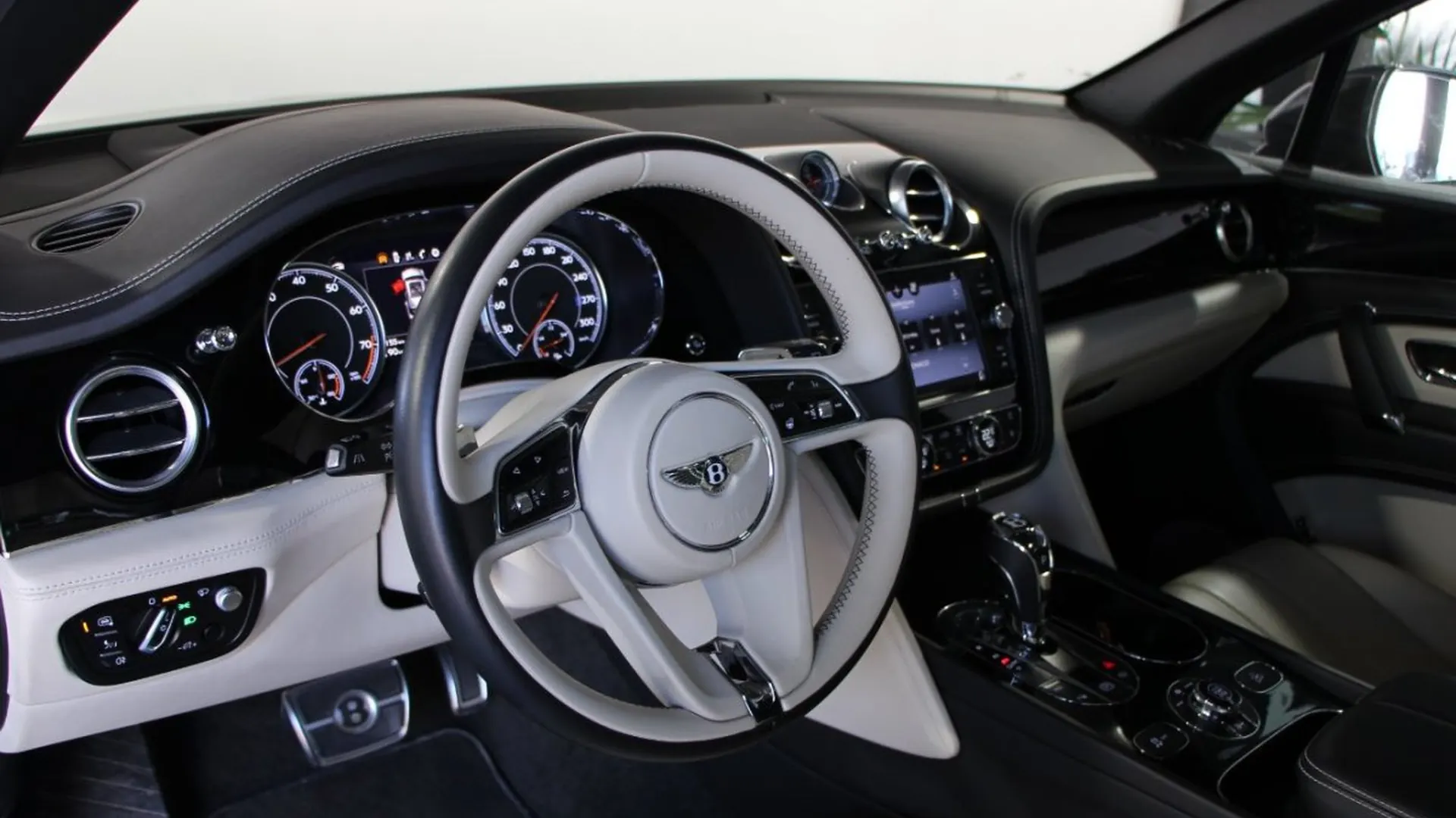 Bentley Bentayga — photo 7