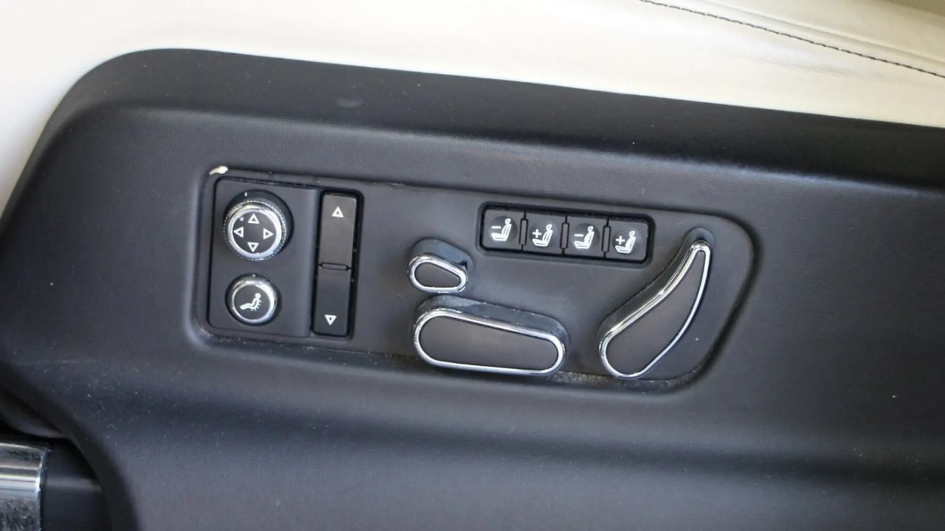 Bentley Bentayga — photo 11