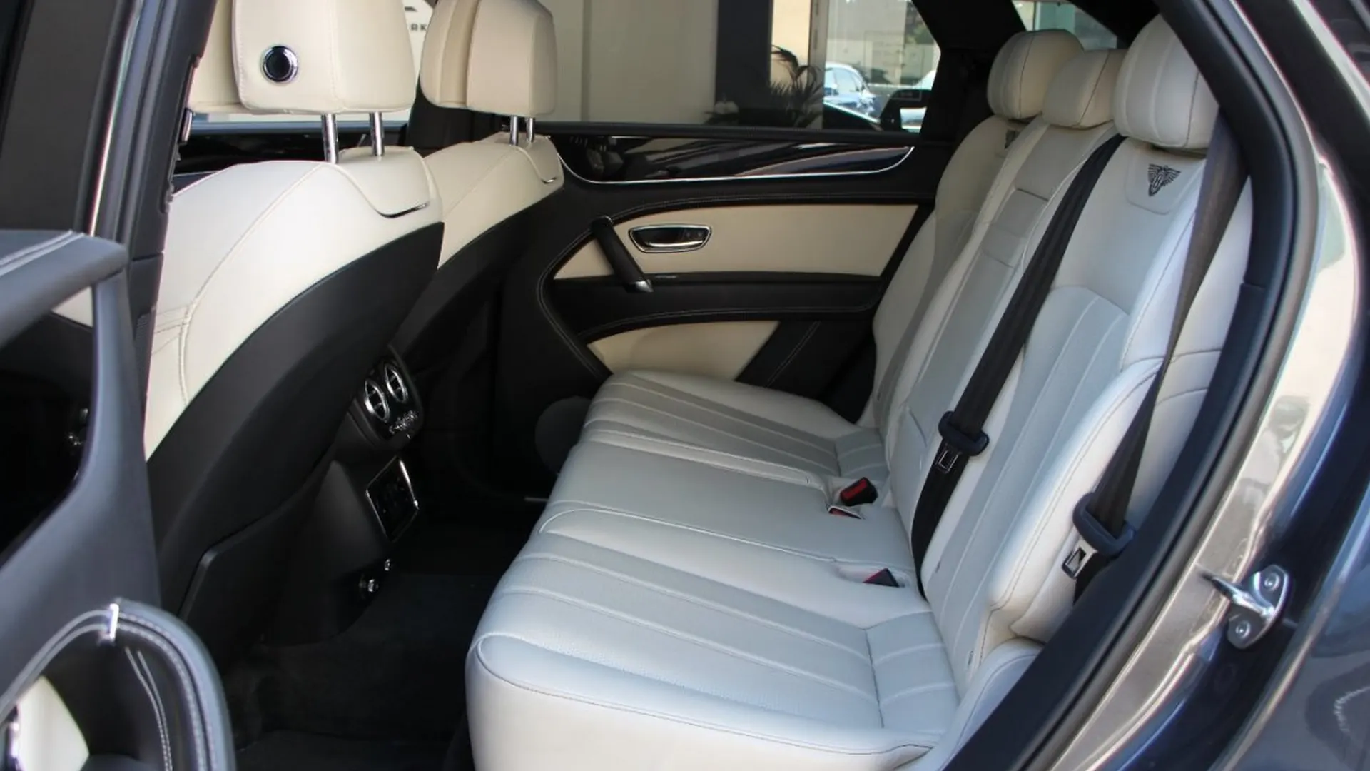 Bentley Bentayga — photo 23