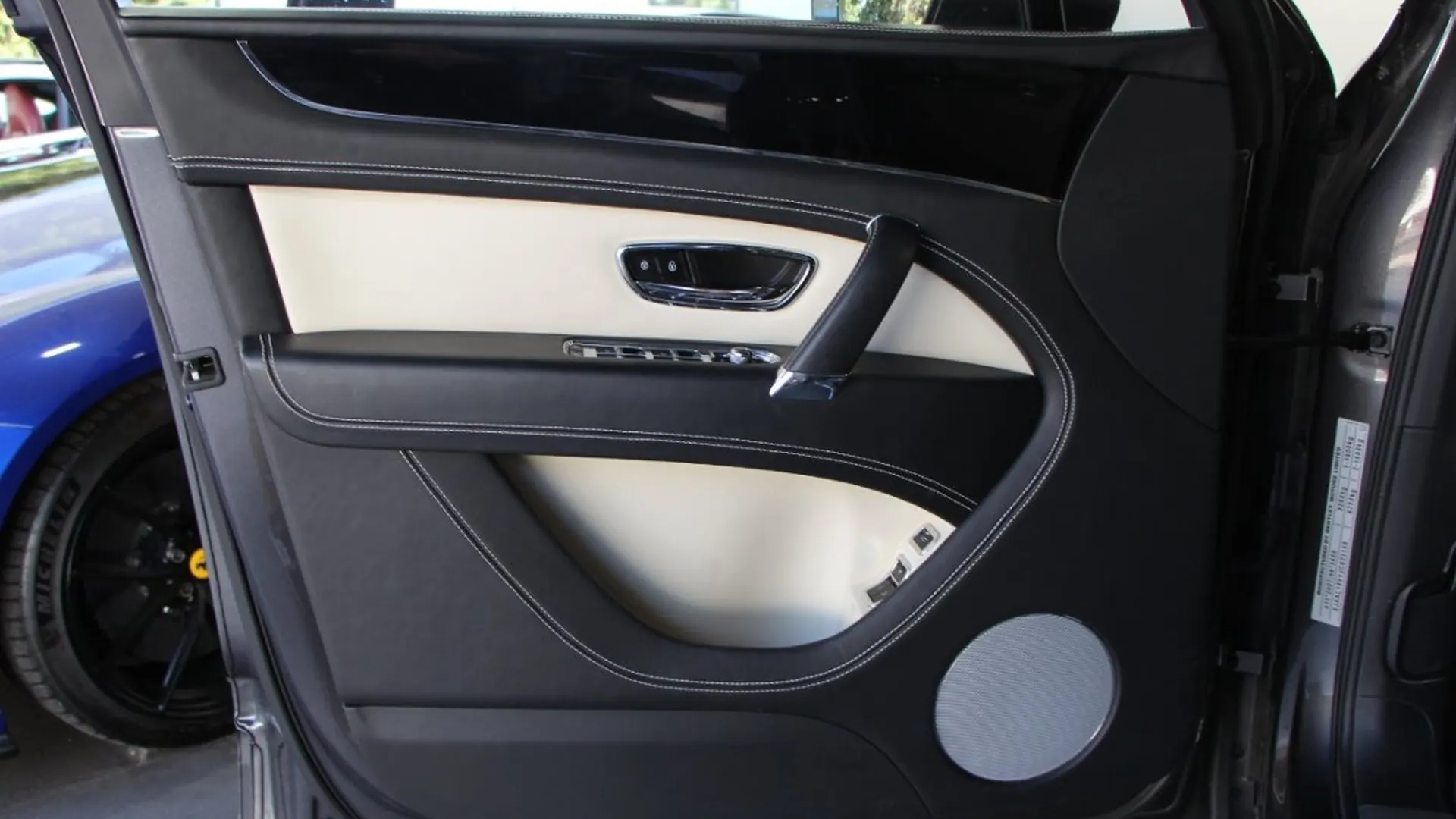 Bentley Bentayga — photo 9