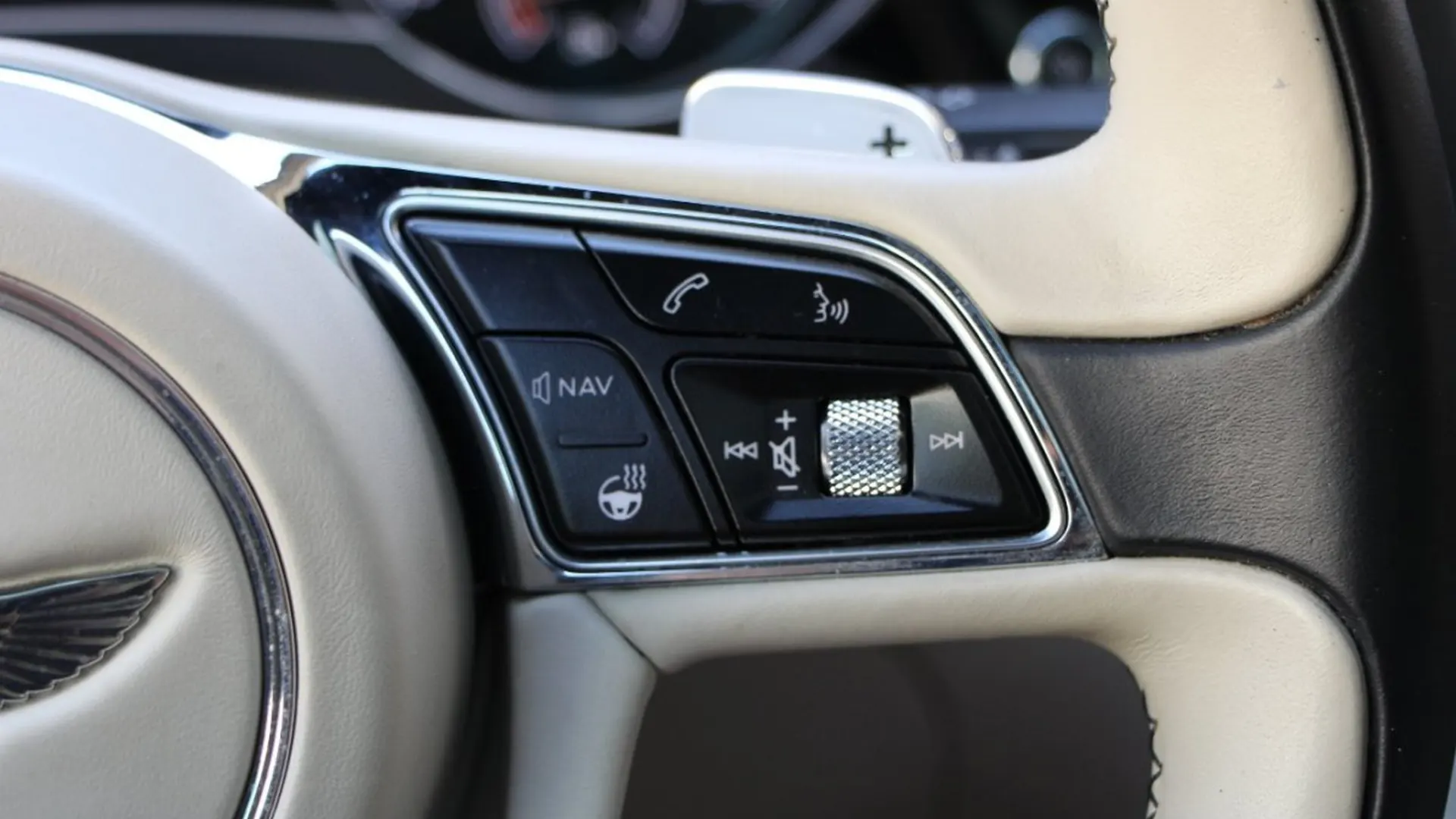 Bentley Bentayga — photo 16
