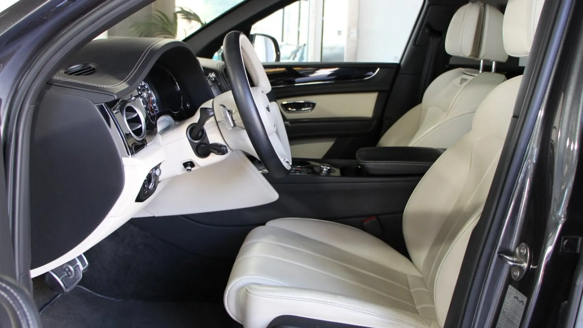 Bentley Bentayga — photo 6