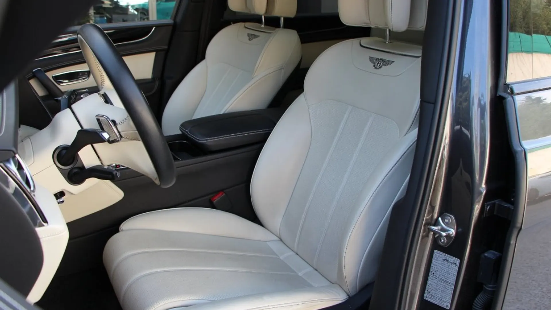 Bentley Bentayga — photo 22