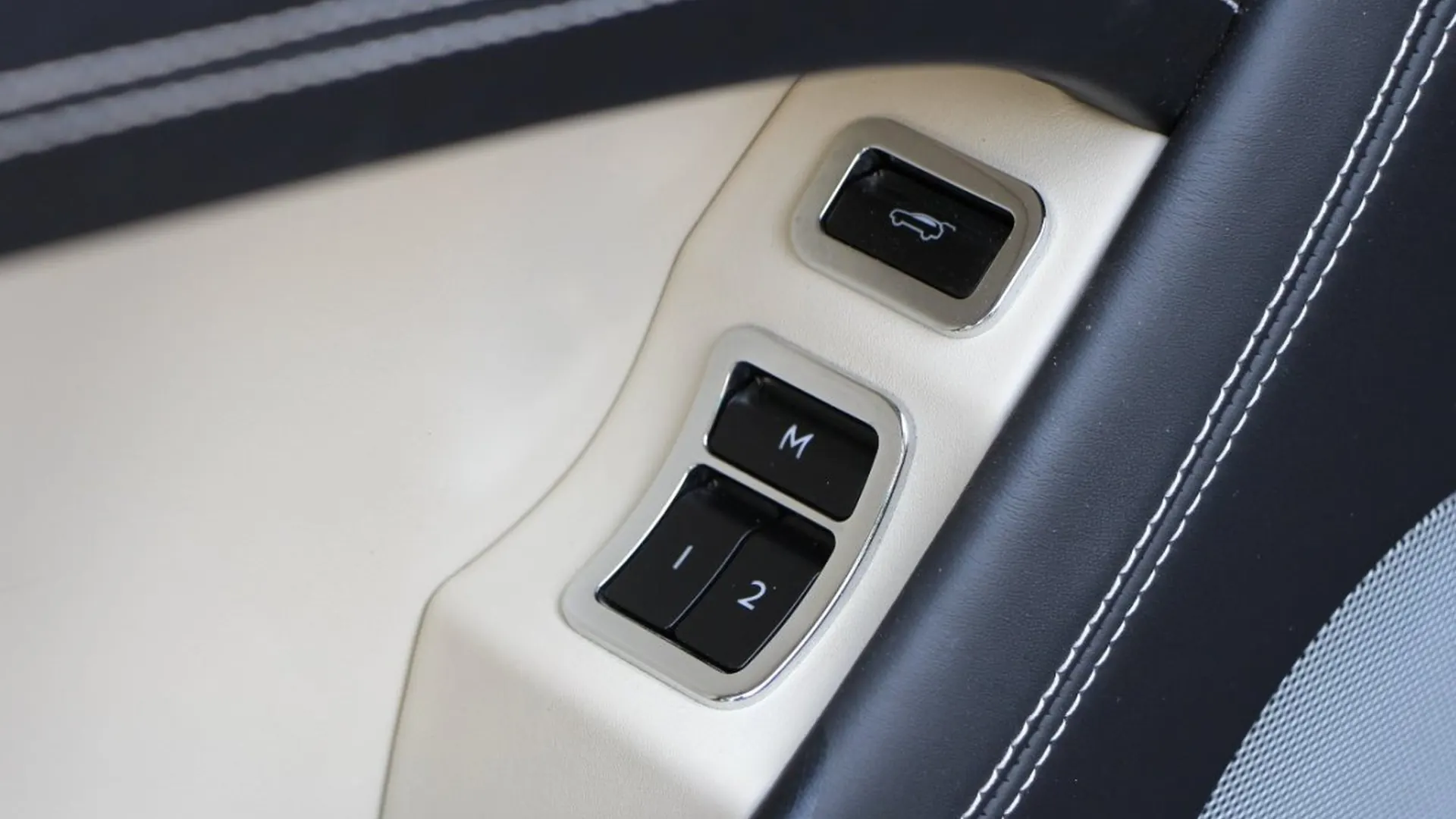 Bentley Bentayga — photo 27