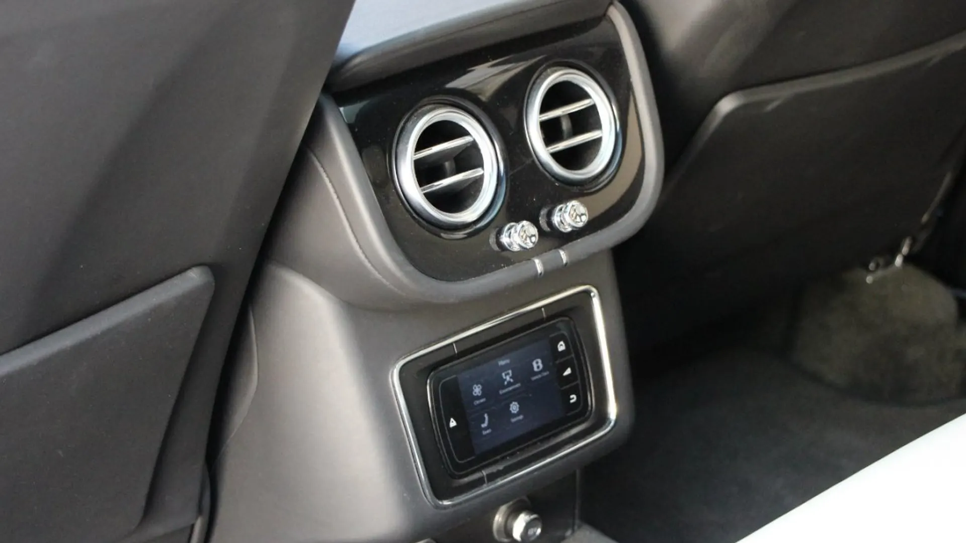Bentley Bentayga — photo 24