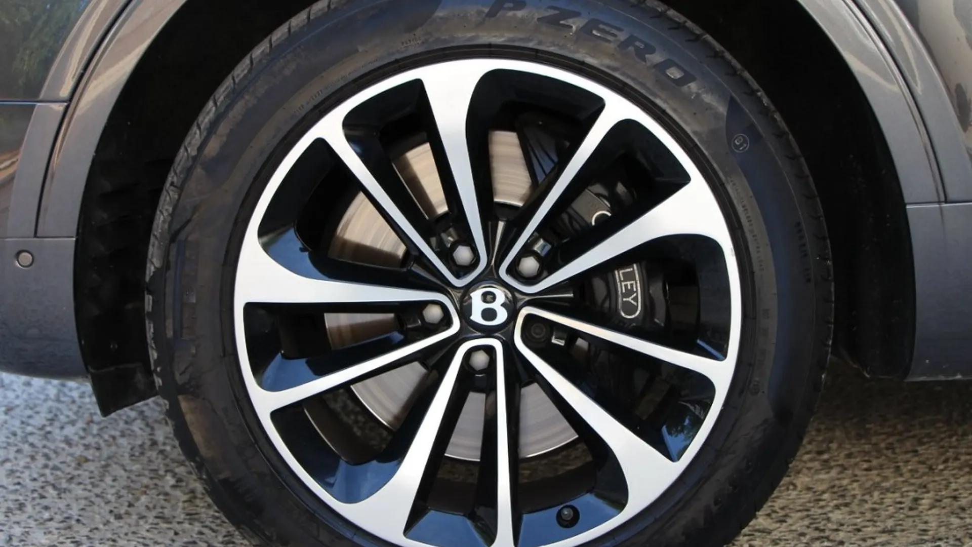 Bentley Bentayga — photo 29