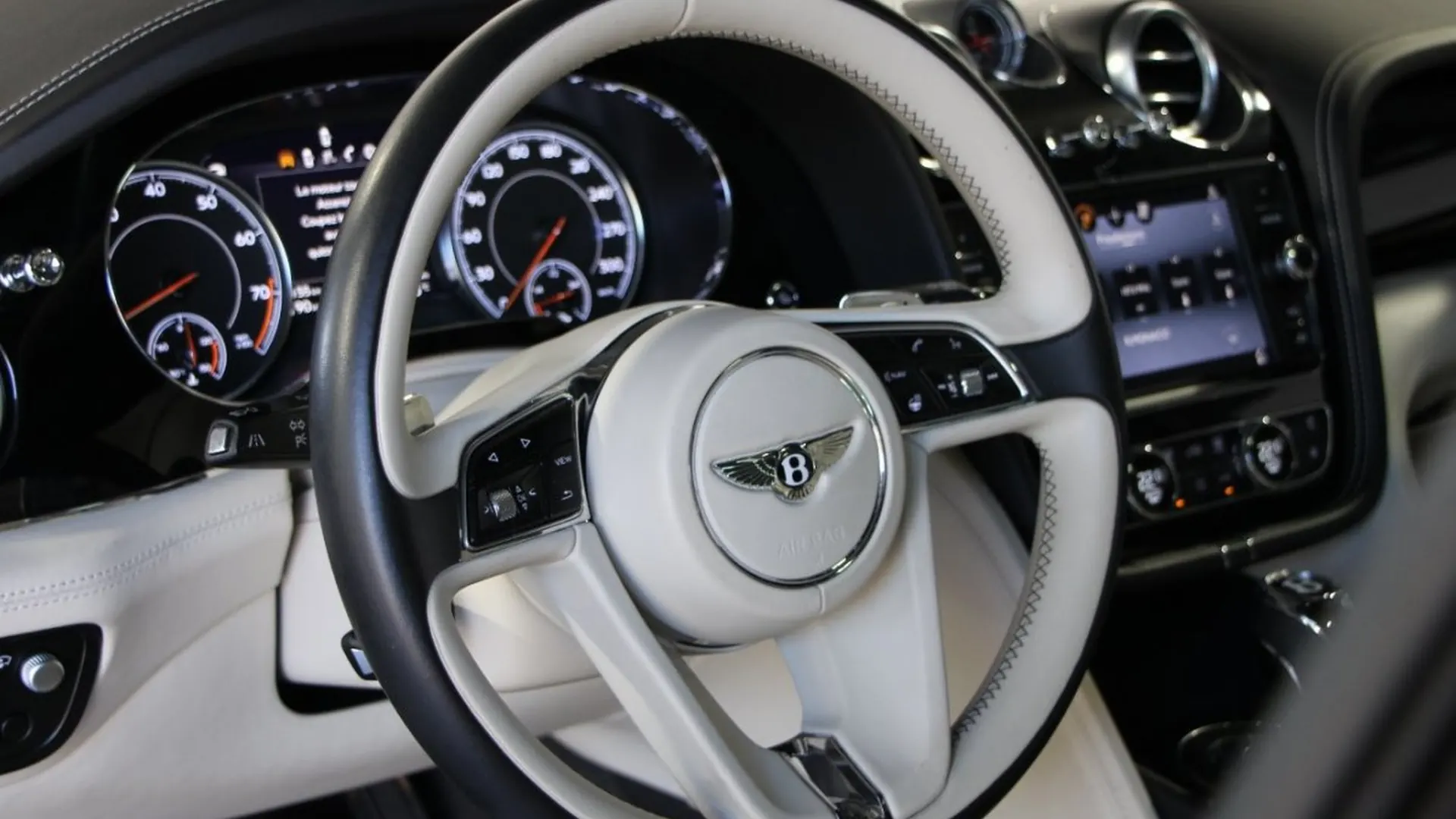 Bentley Bentayga — photo 8