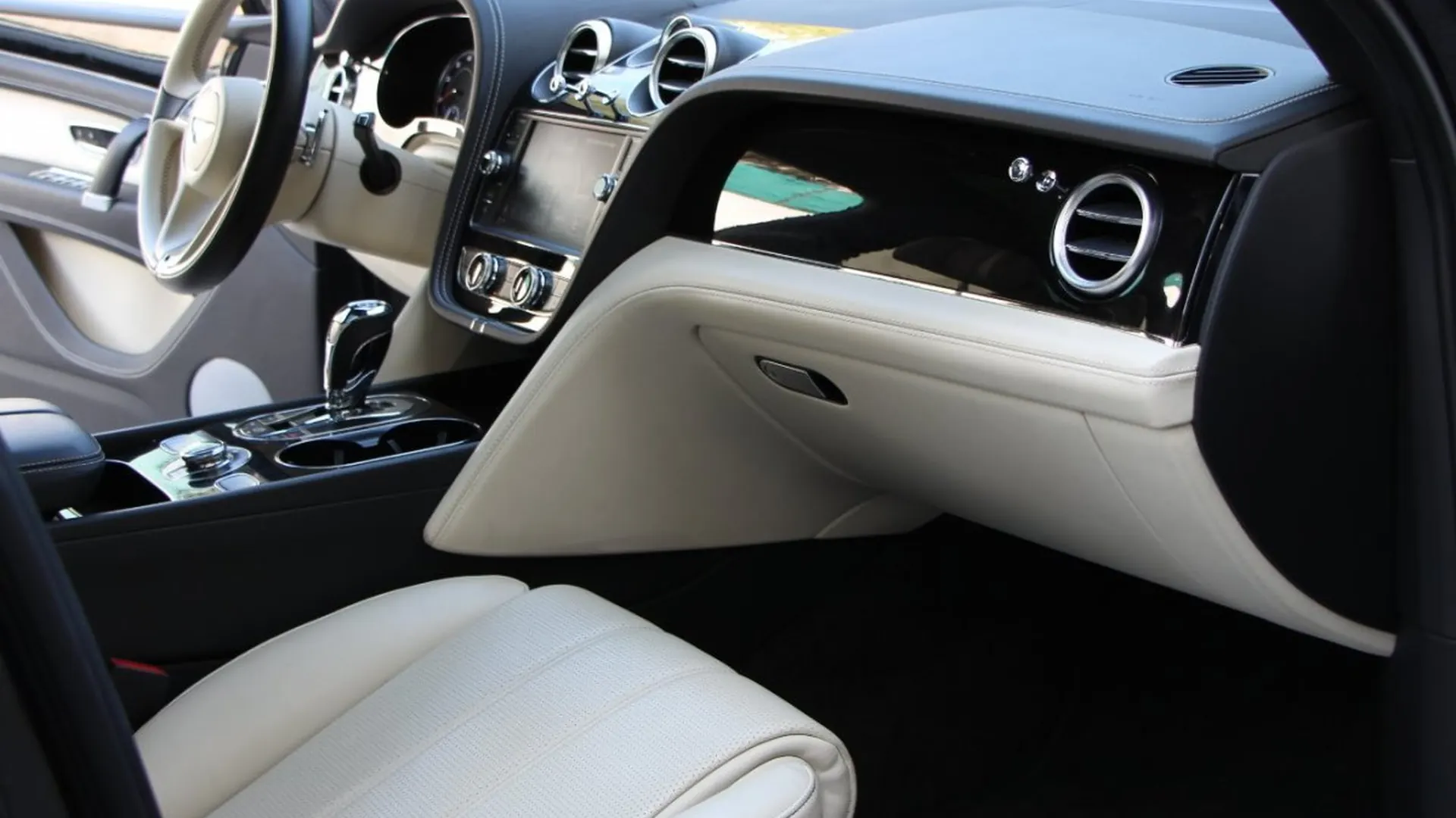 Bentley Bentayga — photo 26