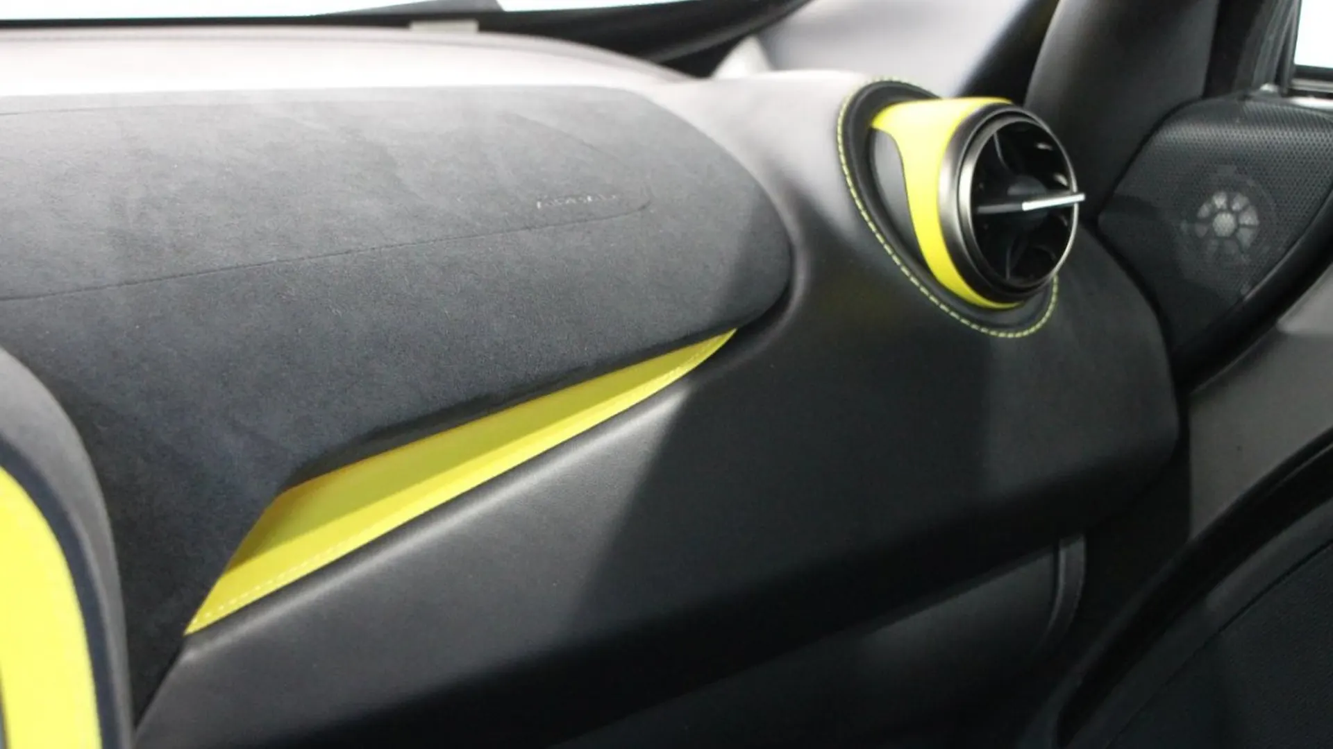 McLaren 720S — photo 23