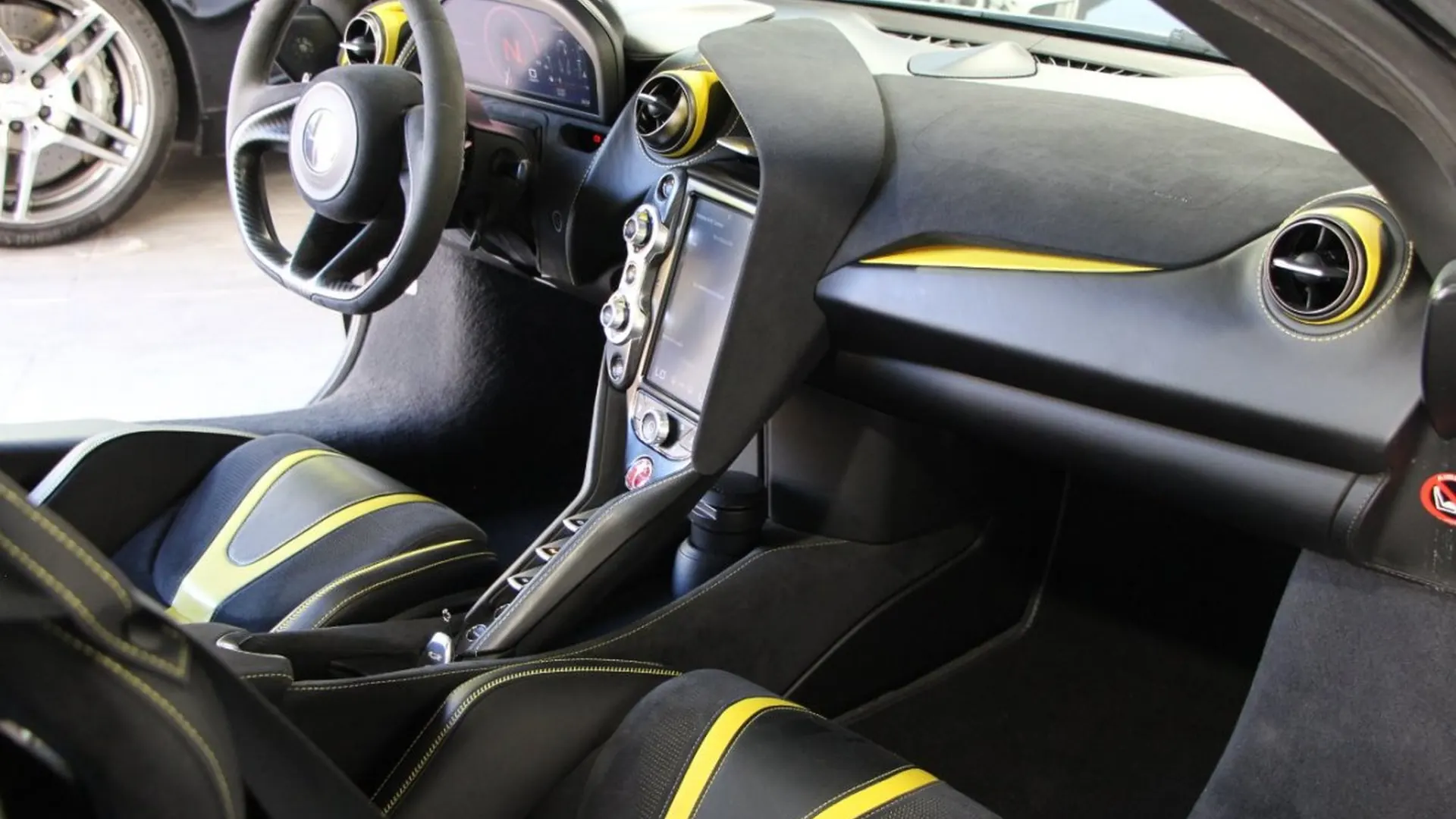 McLaren 720S — photo 8