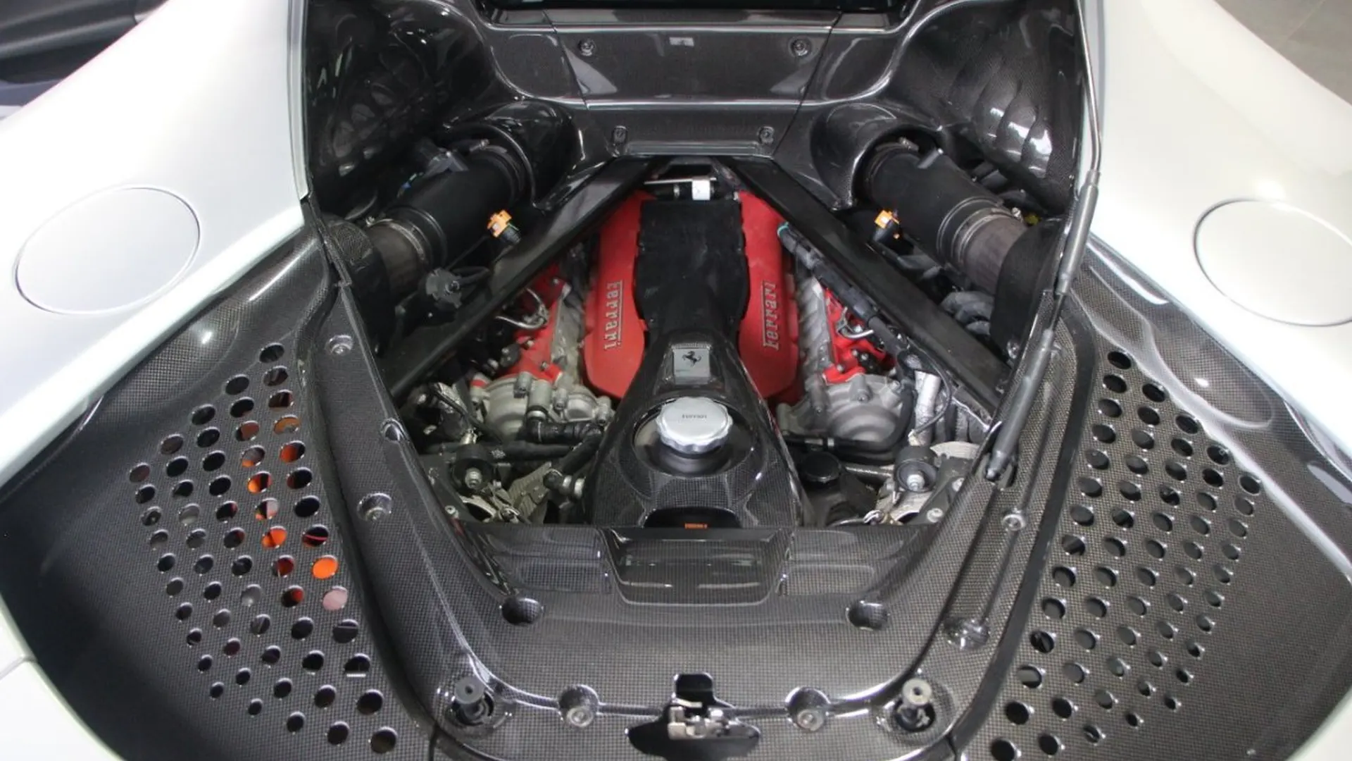 Ferrari SF90 — photo 19