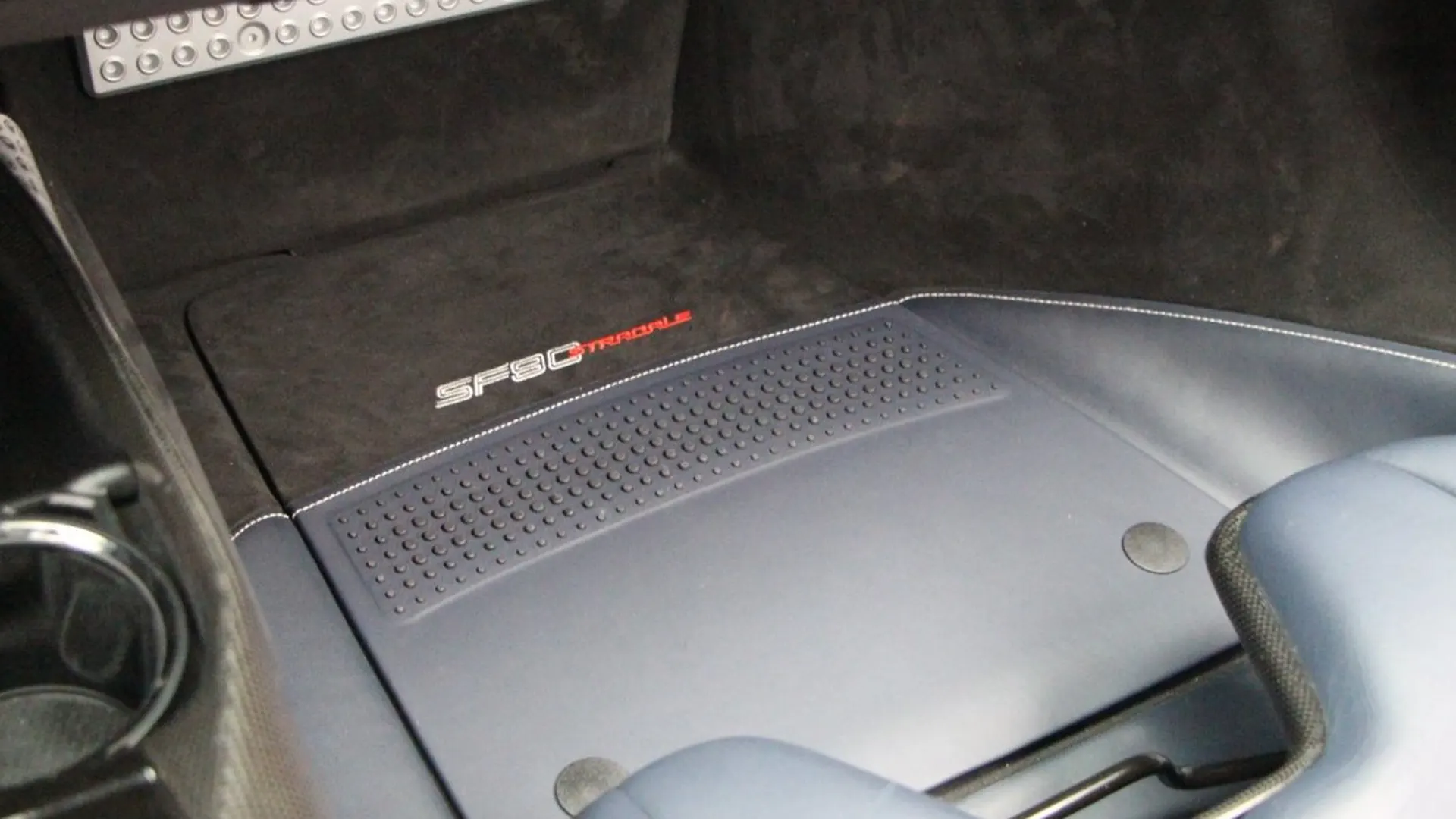 Ferrari SF90 — photo 31