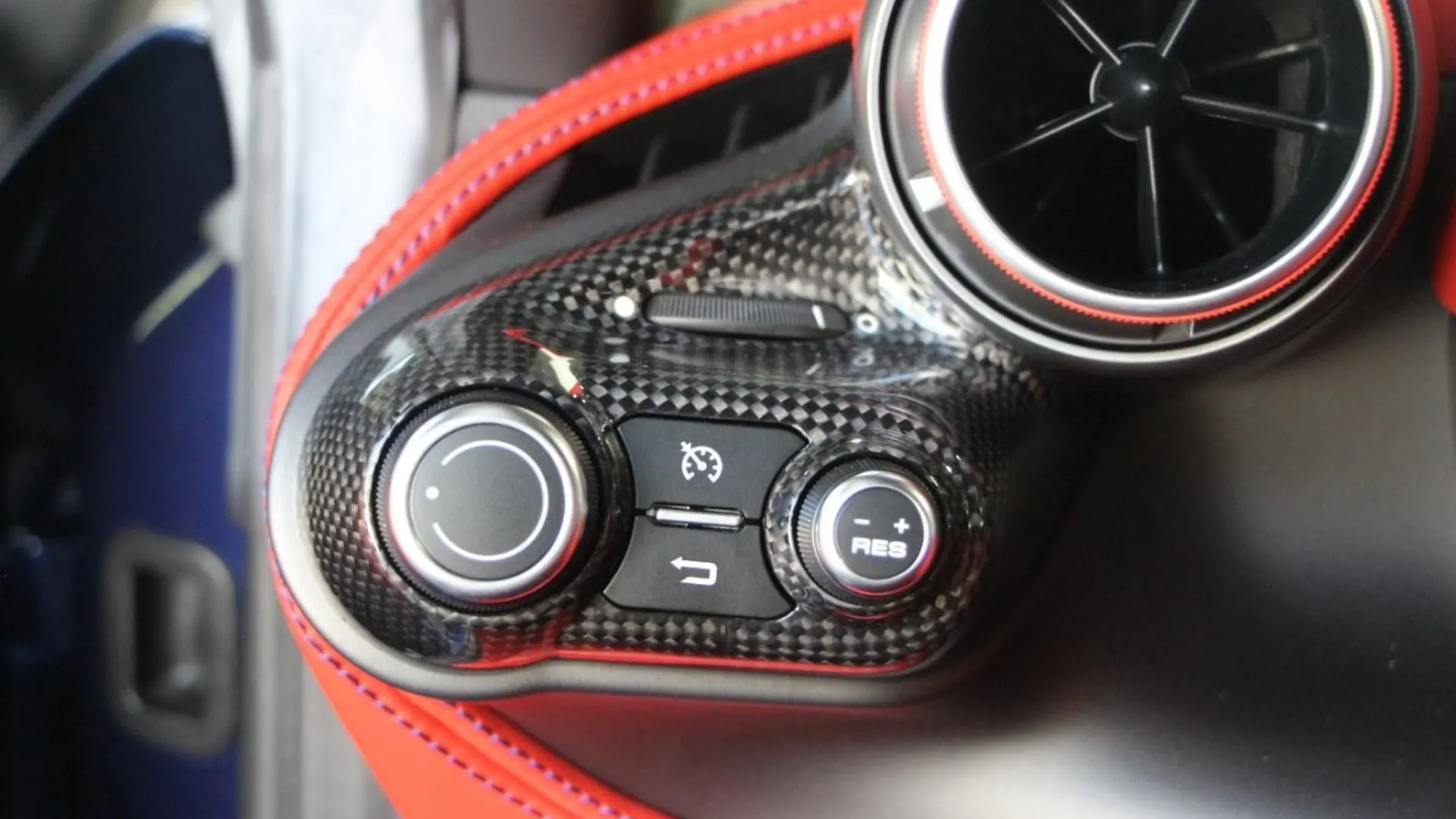 Ferrari F8 — photo 18