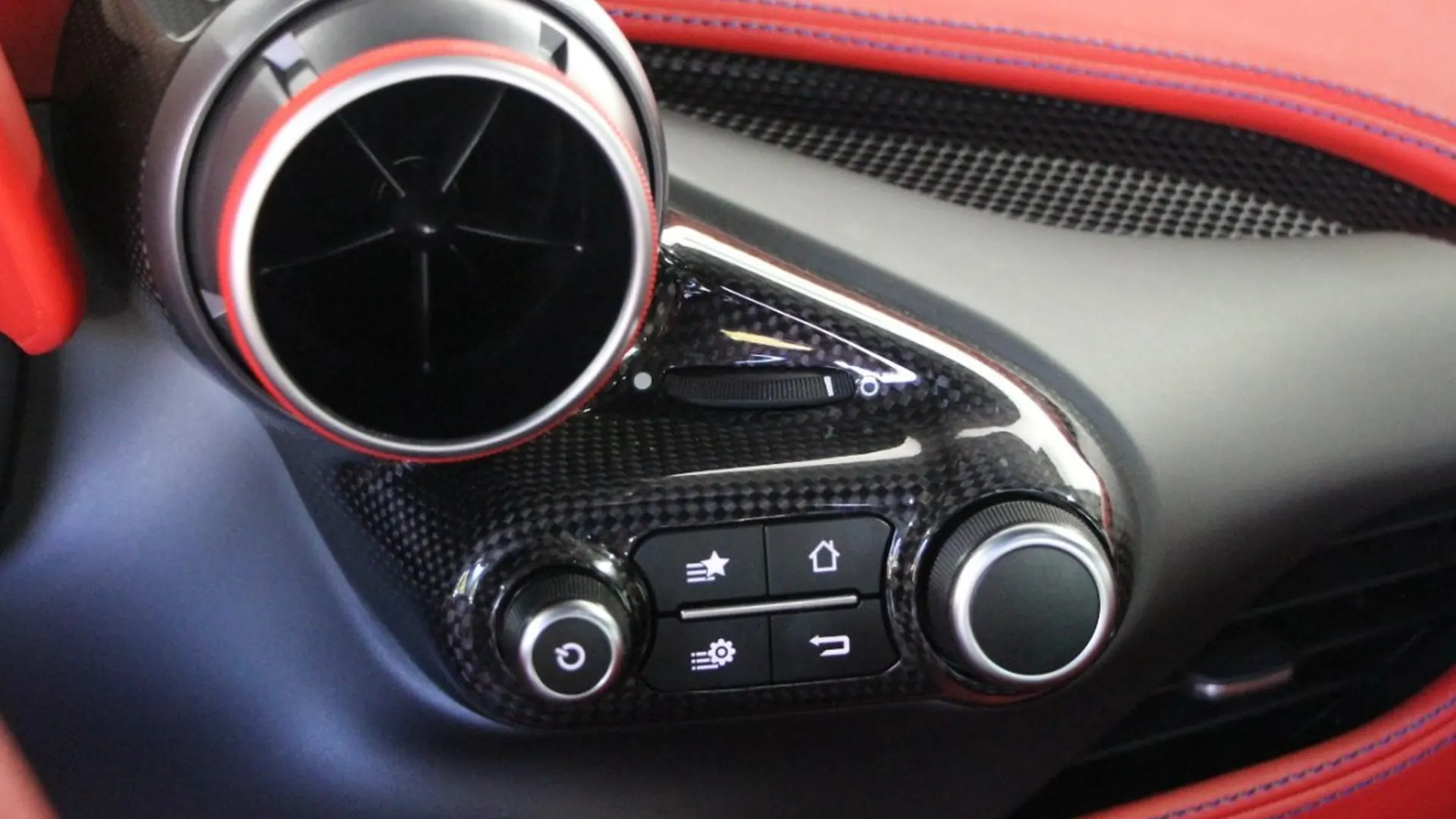 Ferrari F8 — photo 21
