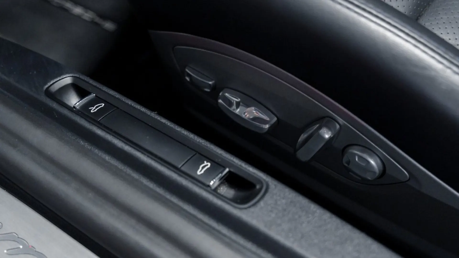 Porsche 911 — photo 26
