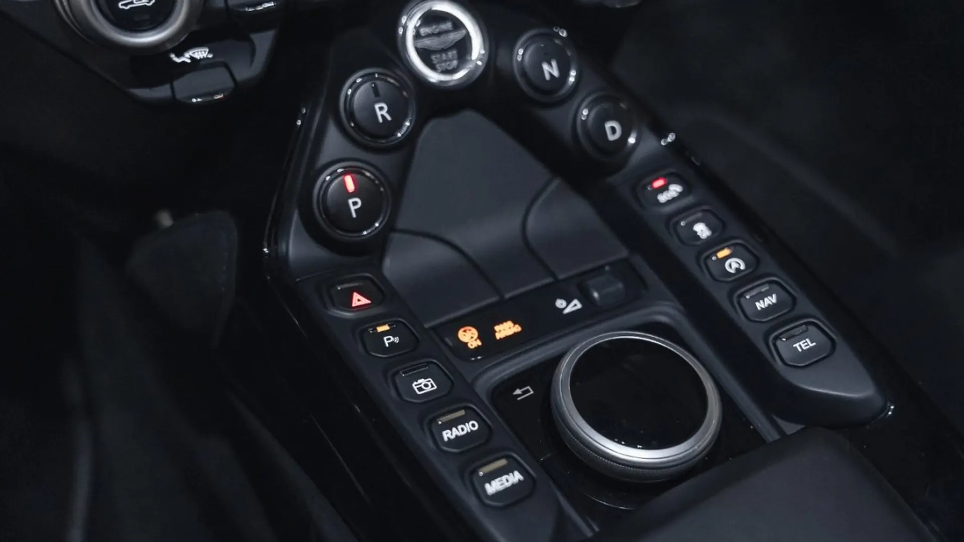 Aston Martin Vantage — photo 32