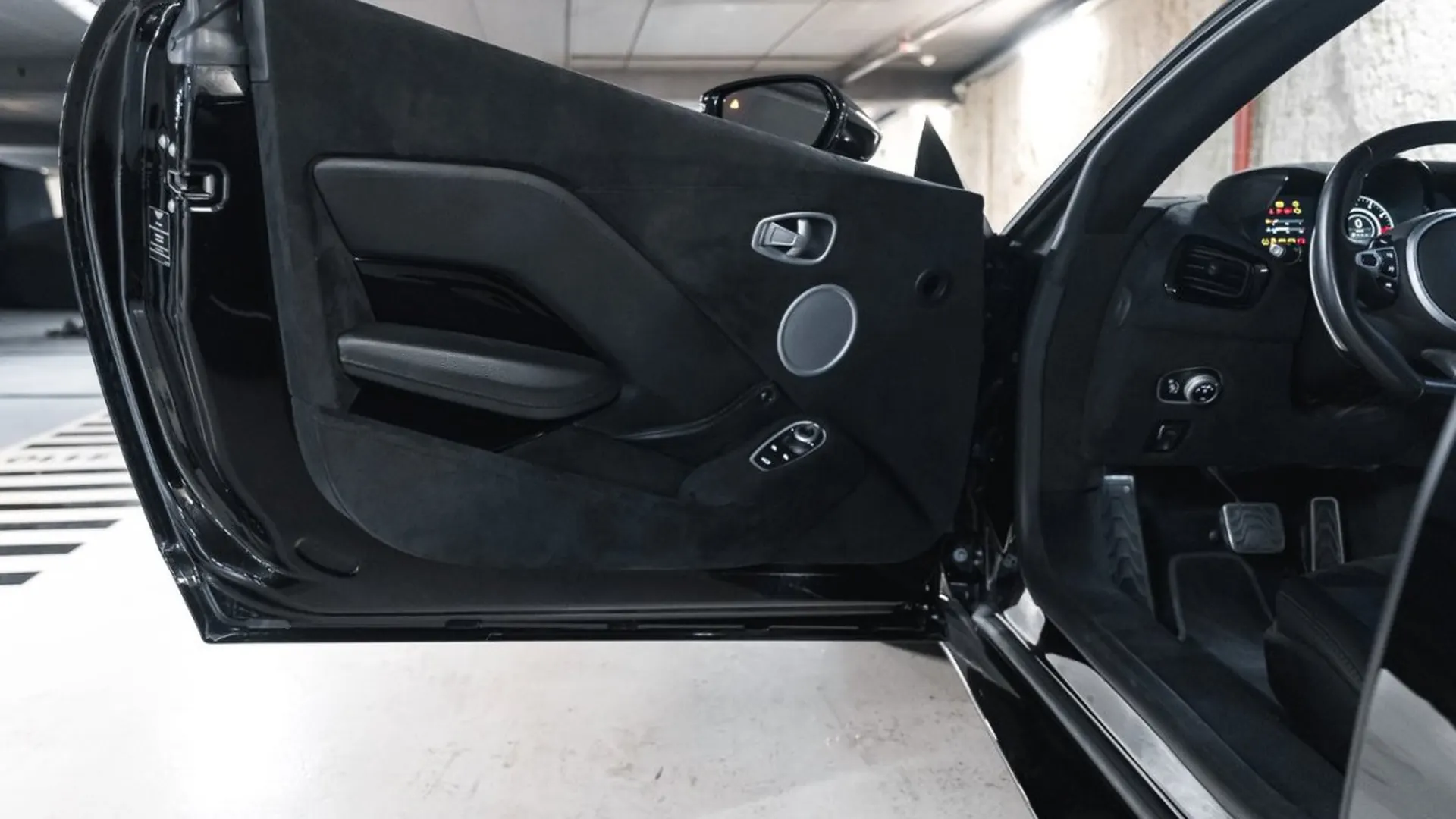 Aston Martin Vantage — photo 21