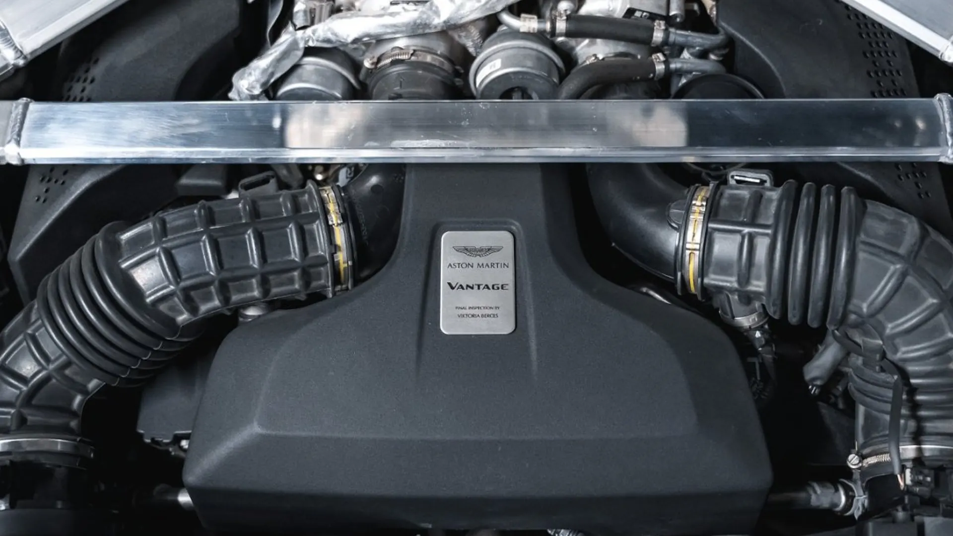 Aston Martin Vantage — photo 35