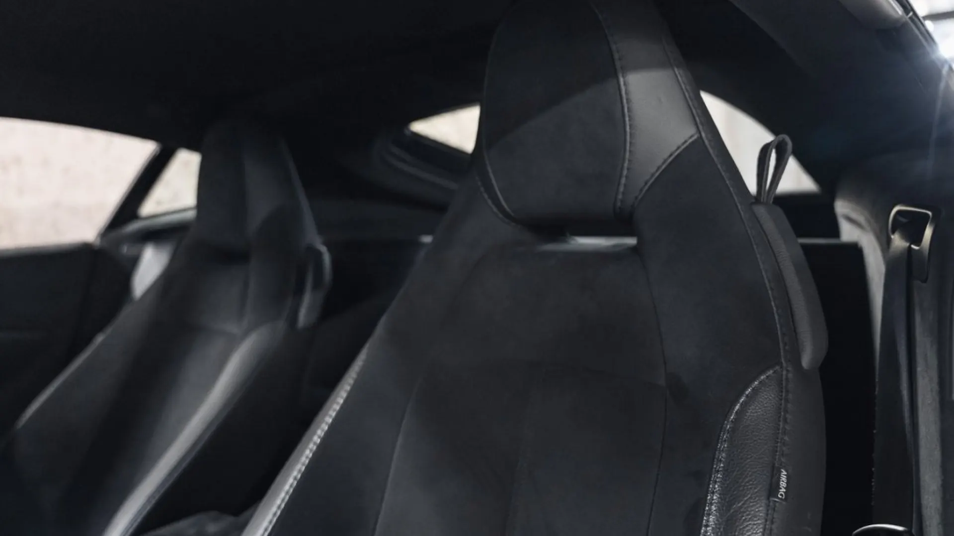 Aston Martin Vantage — photo 23