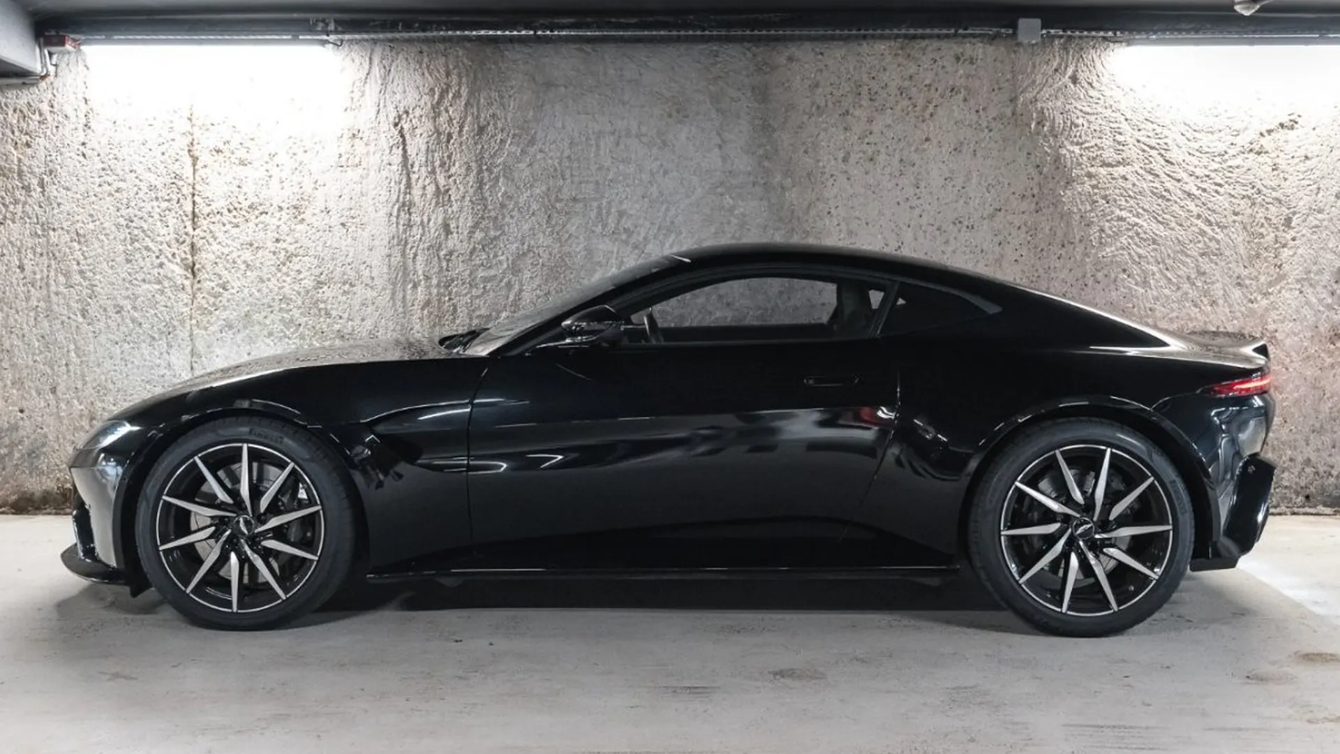 Aston Martin Vantage — photo 3