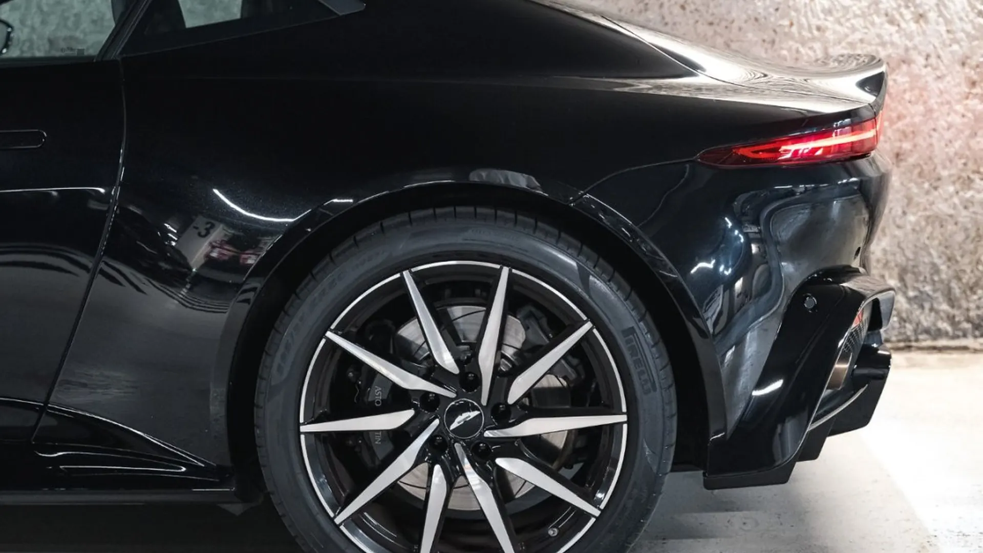 Aston Martin Vantage — photo 15