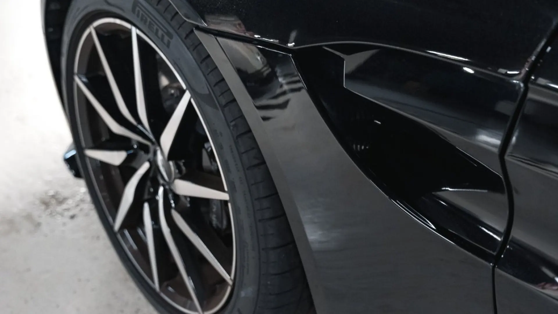 Aston Martin Vantage — photo 12