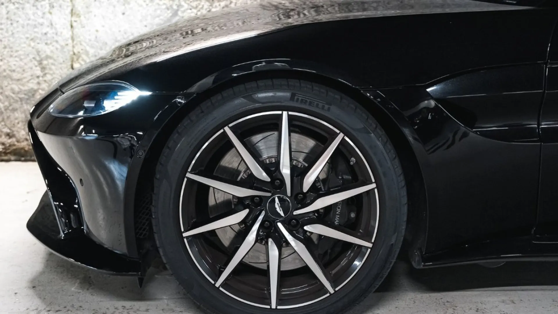 Aston Martin Vantage — photo 13