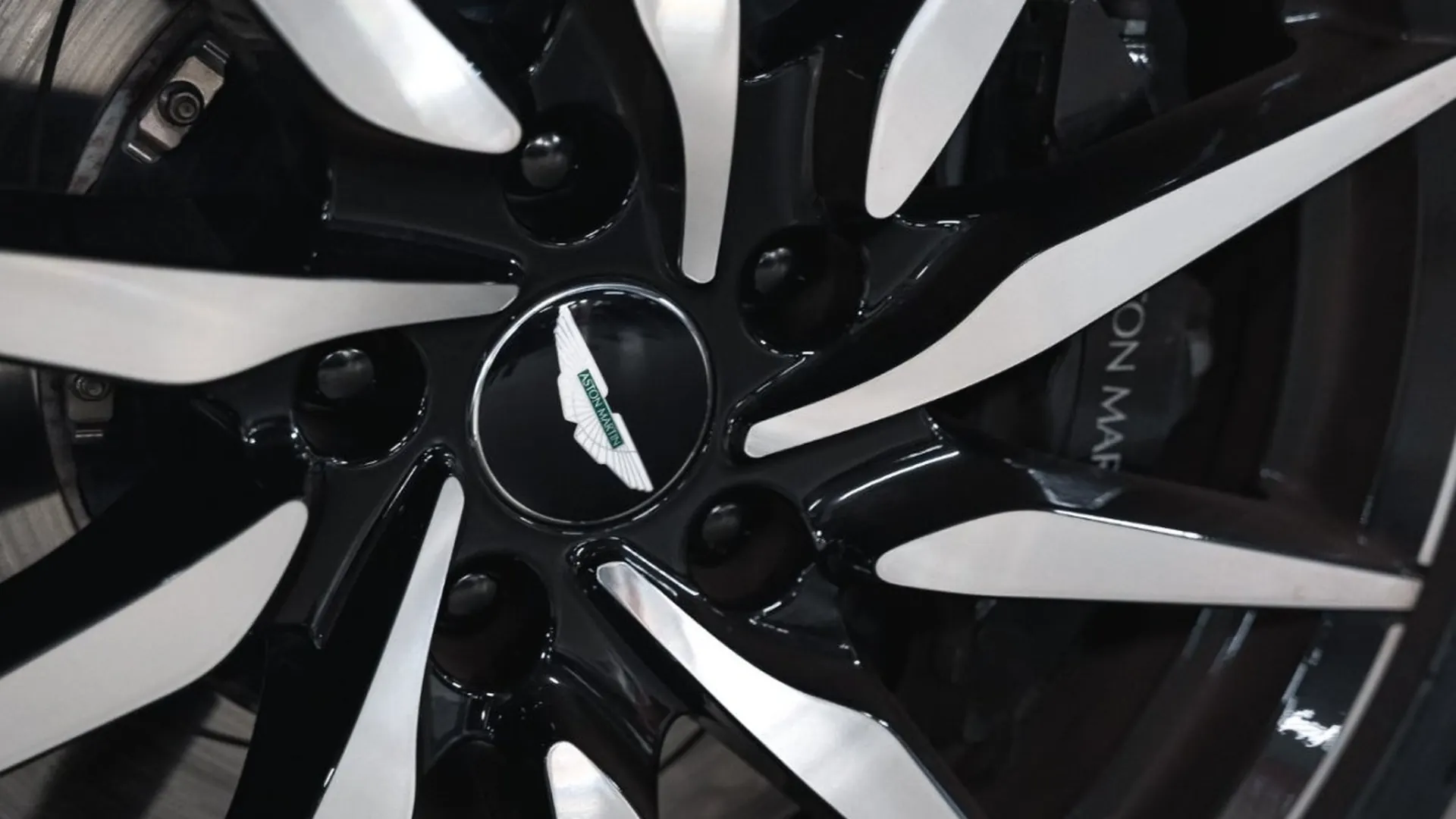 Aston Martin Vantage — photo 14