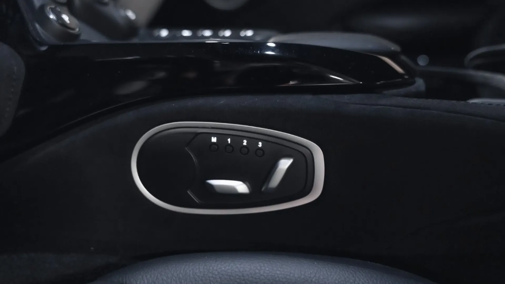 Aston Martin Vantage — photo 33