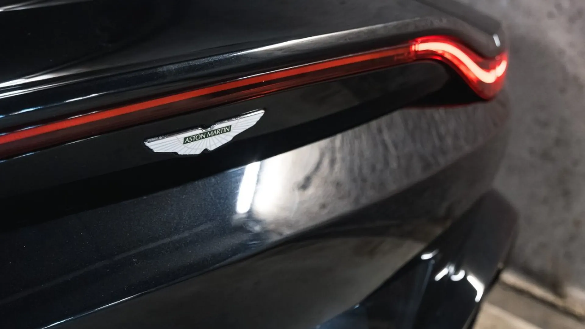 Aston Martin Vantage — photo 17