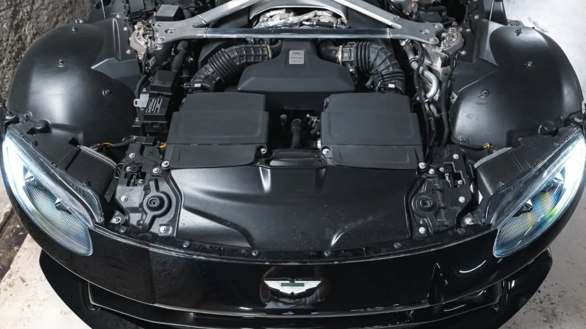 Aston Martin Vantage — photo 34