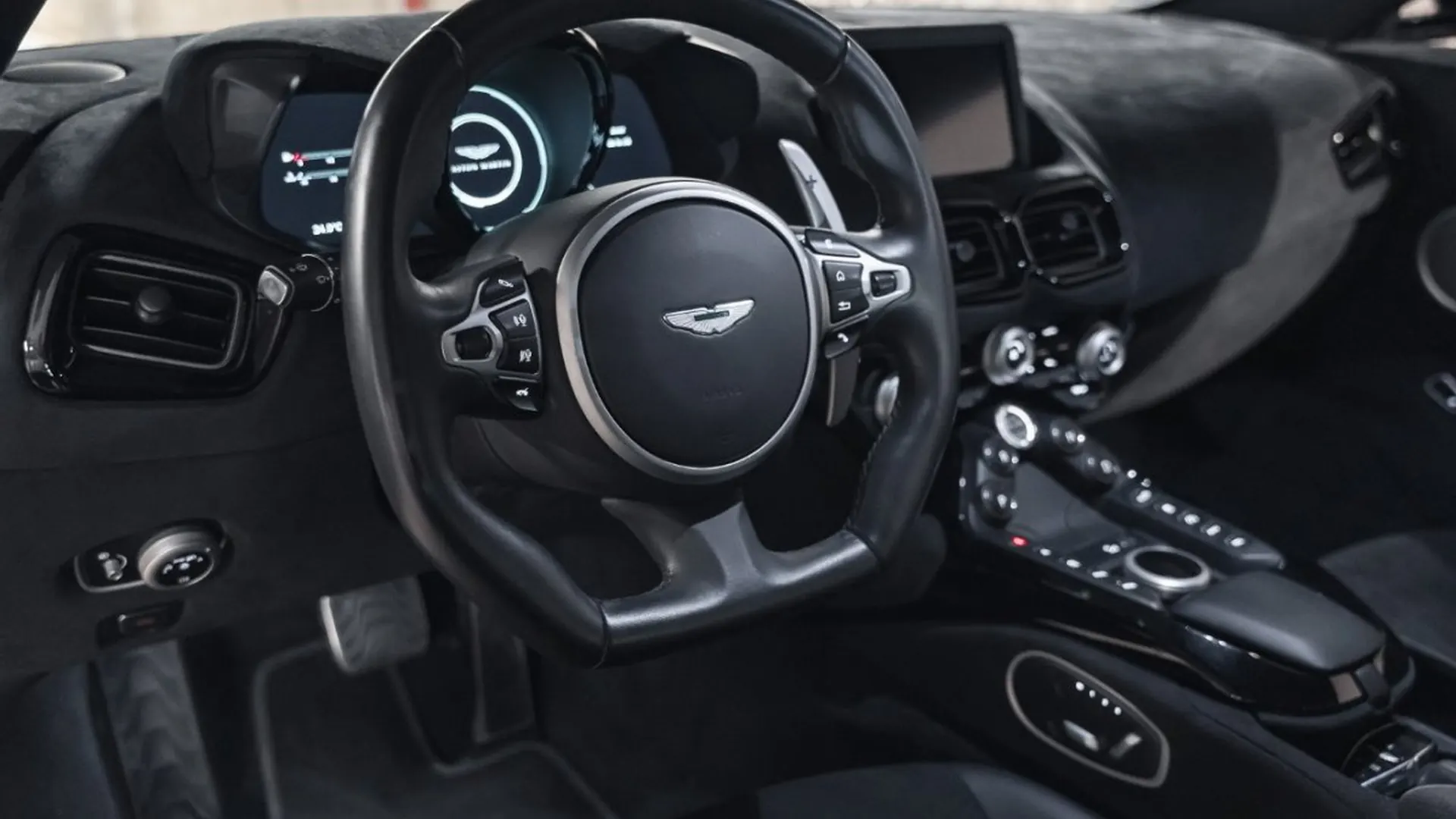 Aston Martin Vantage — photo 24