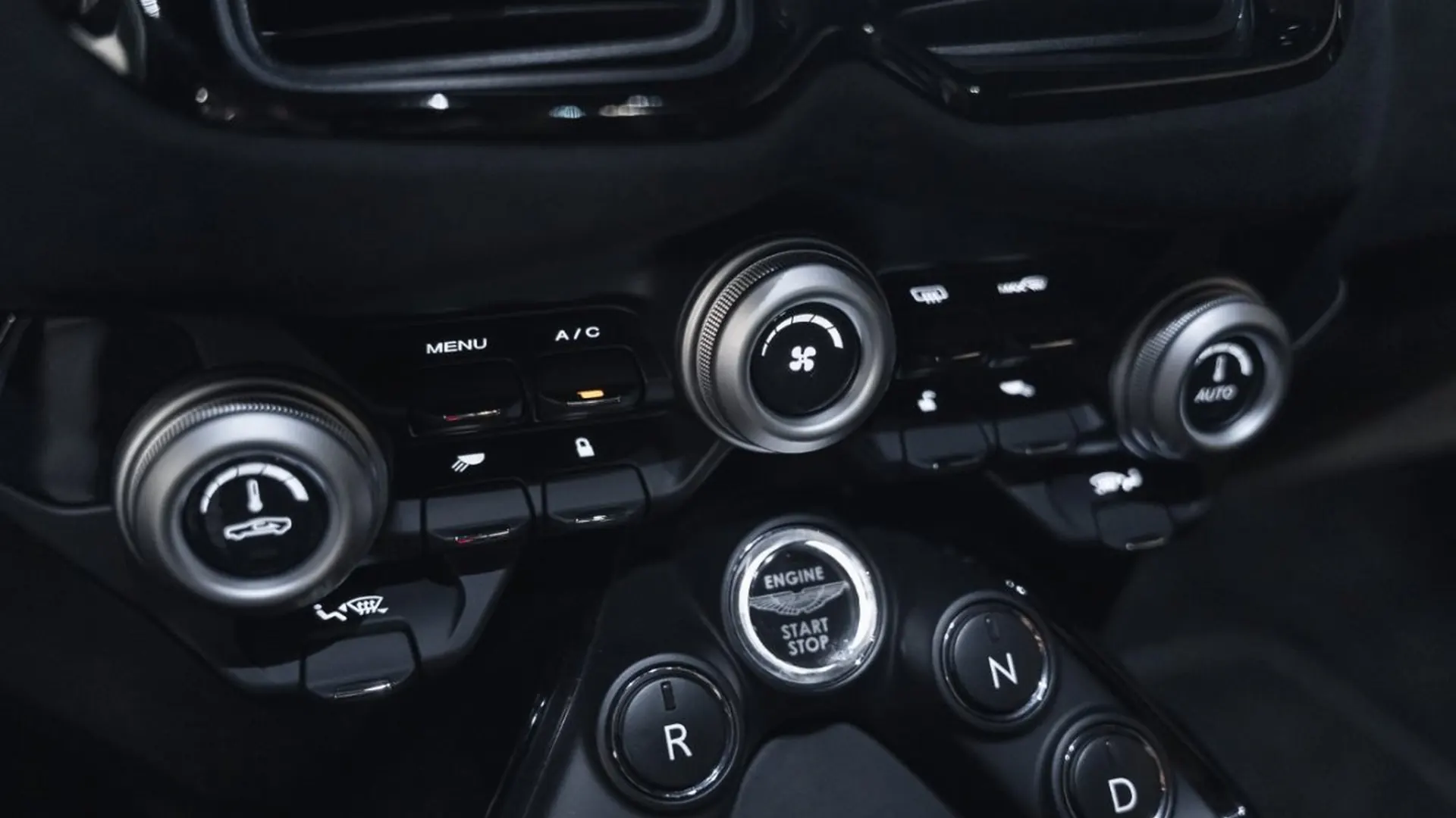 Aston Martin Vantage — photo 31