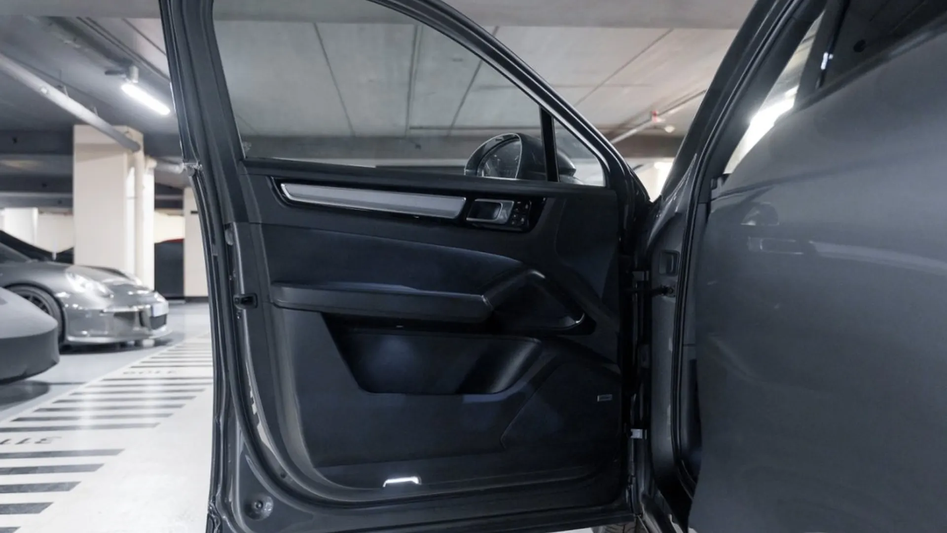 Porsche Cayenne — photo 21