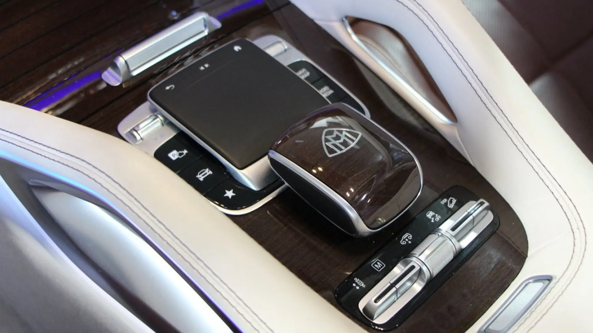 Mercedes-Benz GLS — photo 19