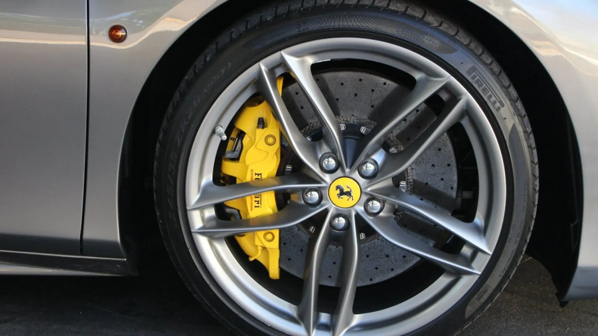 Ferrari 488 — photo 19